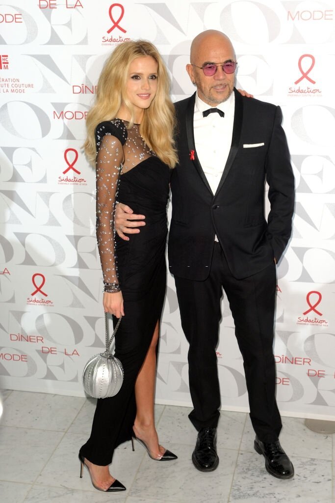 PARIS, FRANCE - 24 JANVIER : Le chanteur Pascal Obispo et Julie Hantson participent au 17ème "Dîner de la mode" dans le cadre de la Fashion Week de Paris le 24 janvier 2019 à Paris, France. | Photo : Getty Images PARIS, FRANCE - 24 JANVIER : Le chanteur Pascal Obispo et Julie Hantson participent au 17ème "Dîner de la mode" dans le cadre de la Fashion Week de Paris le 24 janvier 2019 à Paris, France. | Photo : Getty Images