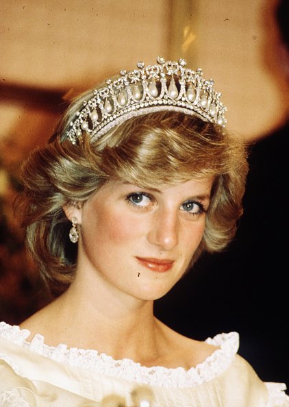 Princess Diana, Princess of Wales, wearing a tiara in New Zealand.| Photo: Getty Images.