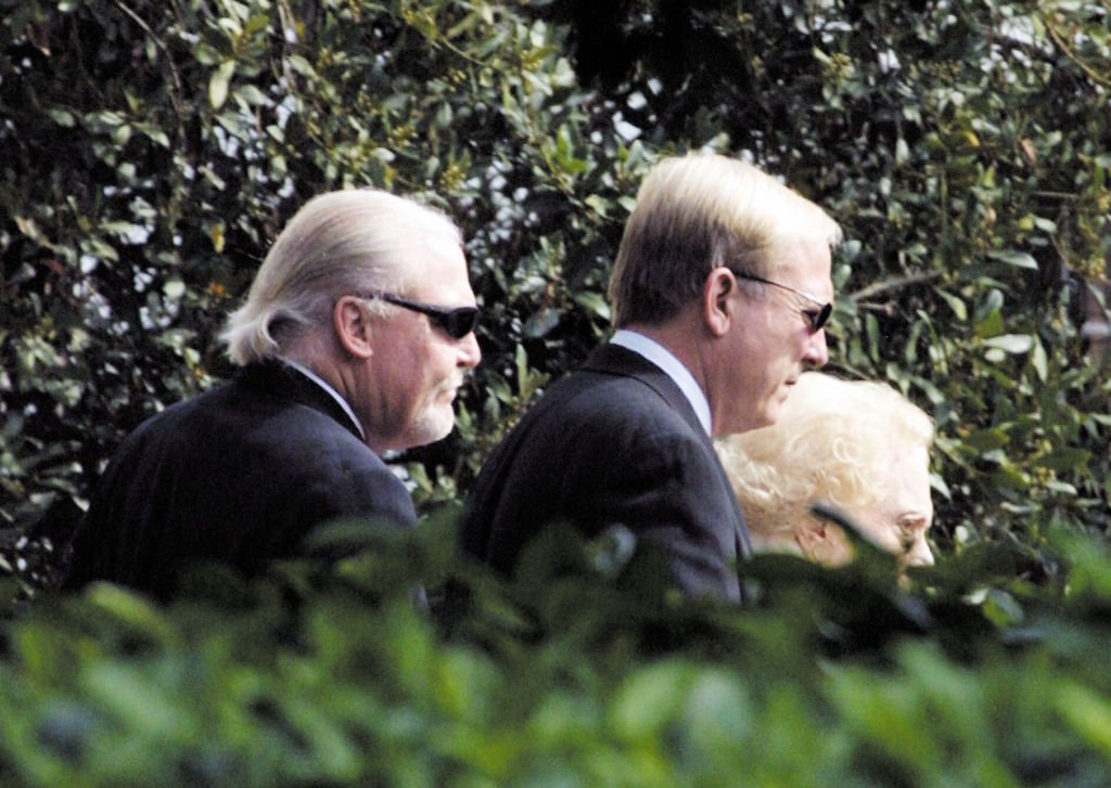 Stacy and James Keach, with mother Mary Cain Peckham, at the funeral of actor Stacy Keach Sr., February 2003 | Source: Getty Images