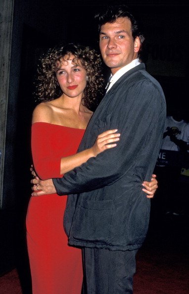 La actriz Jennifer Gray y Patrick Swayze asisten al estreno de "Dirty Dancing" el 17 de agosto de 1987 en el Teatro Gemini de la ciudad de Nueva York. | Fuente: Getty Images