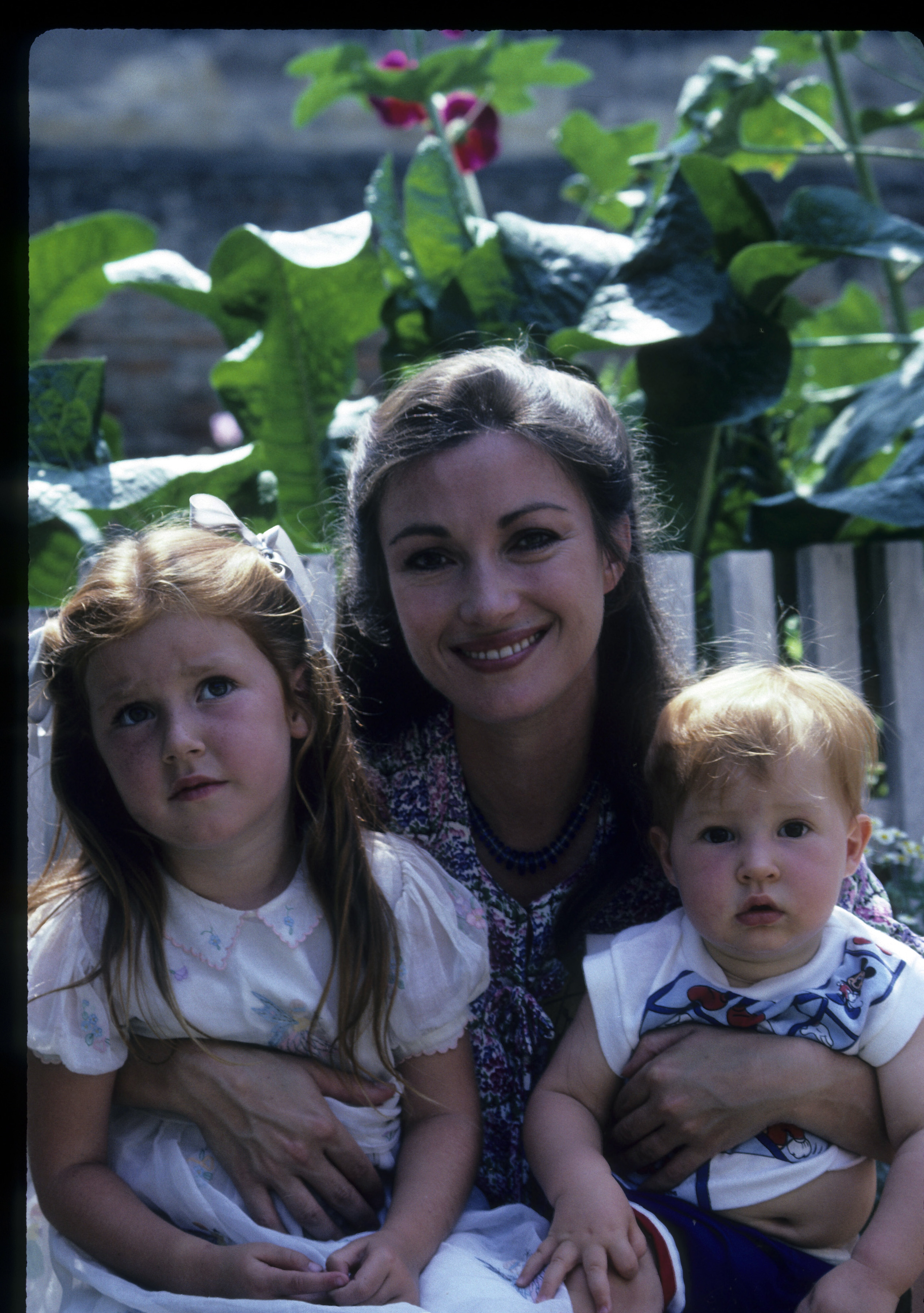 The actress with her children, Katherine and Sean, on November 13, 1988. | Source: Getty Images