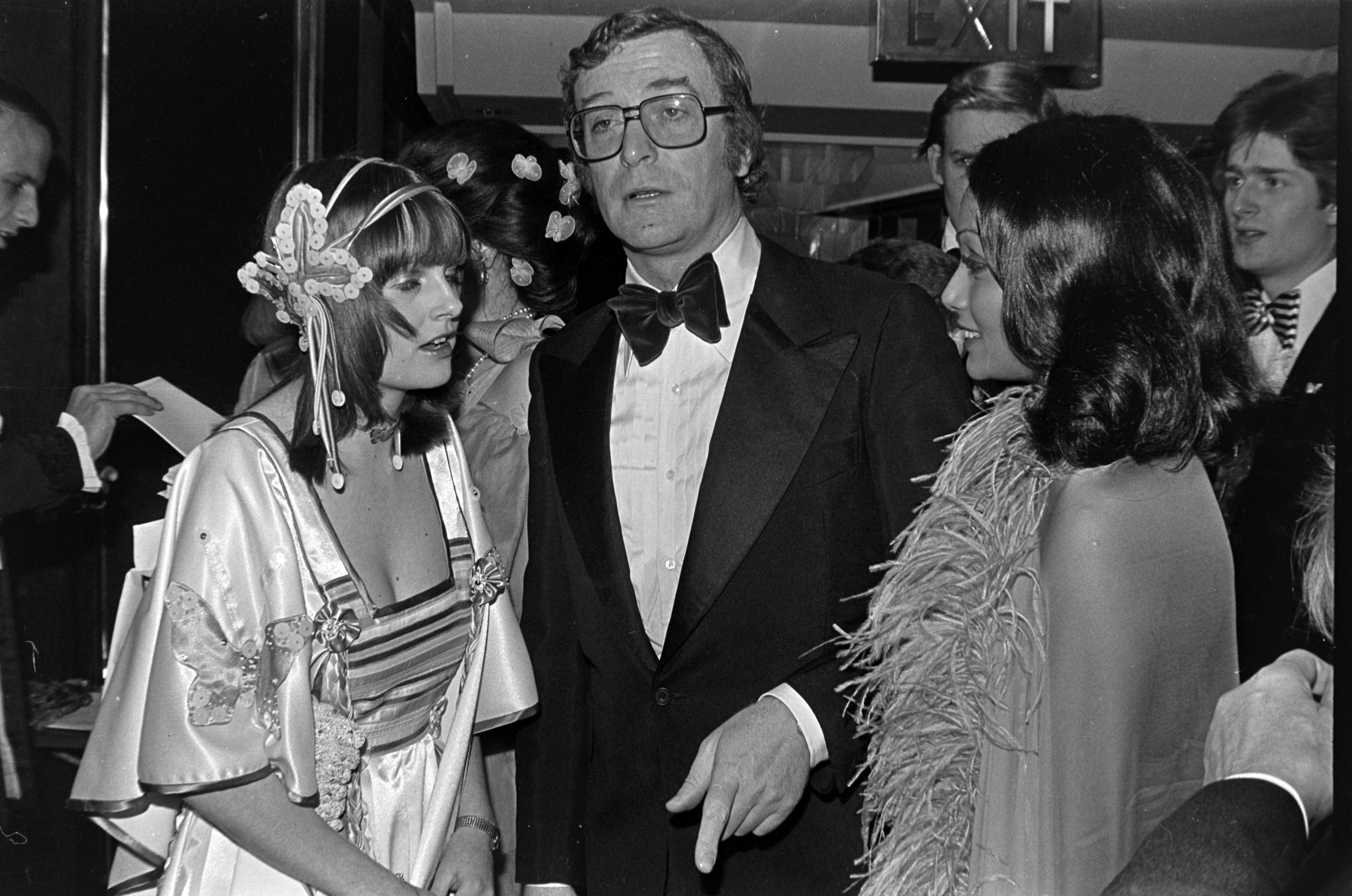 Lady Jane Wellesley, Michael Caine, and Shakira Caine attend a gala at the Intercontinental Hotel in London, England, on March 4, 1976.| Source: Getty Images