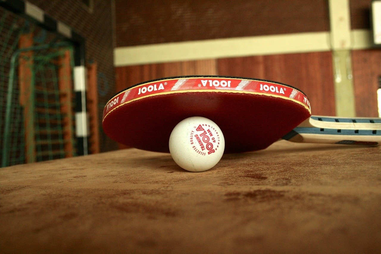 Raqueta y pelota de tenis de mesa. | Foto: Pixabay