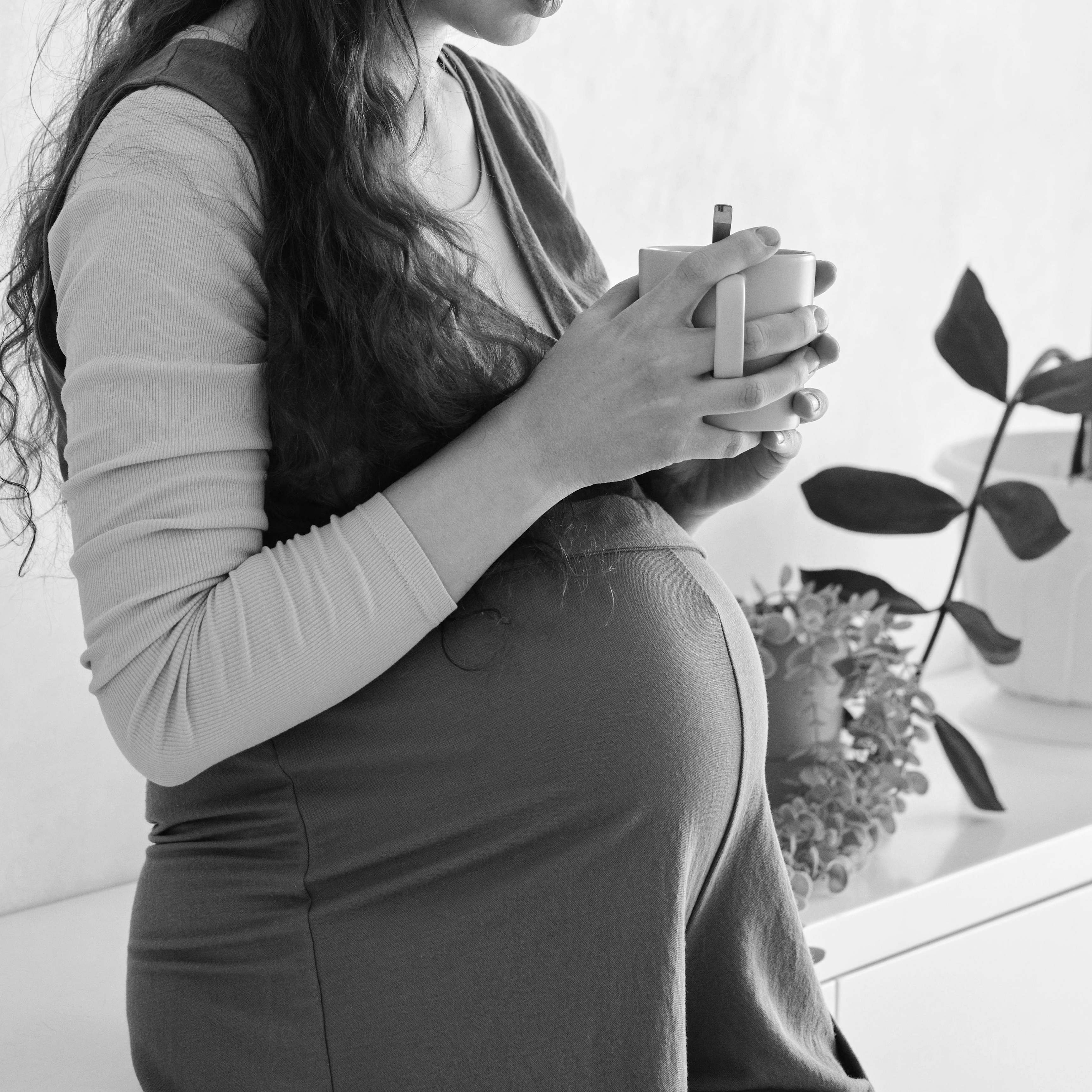 A pregnant woman holding a mug | Source: Pexels