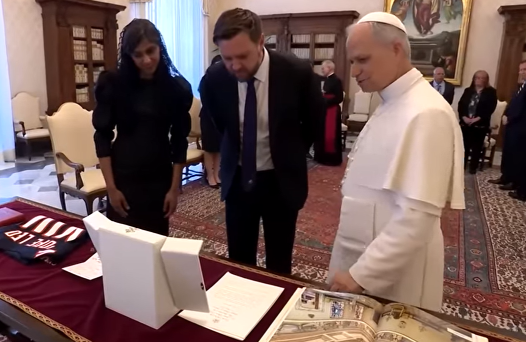 Pope Leo XIV offers gifts to J. D. and Usha Vance on May 19, 2025 | Source: YouTube/@diarioas
