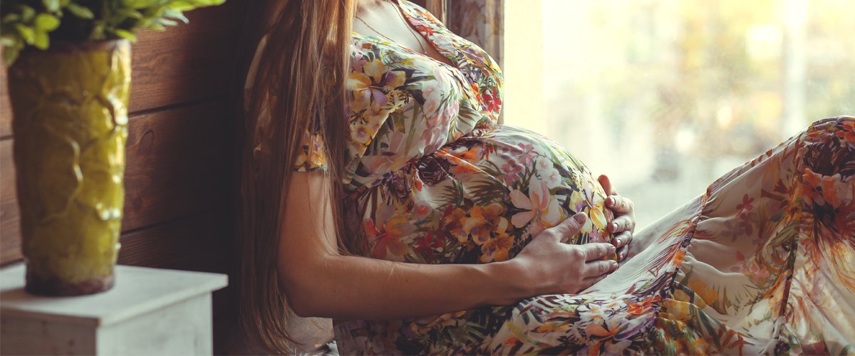 Mujer embarazada toca su vientre. | Foto: Shutterstock