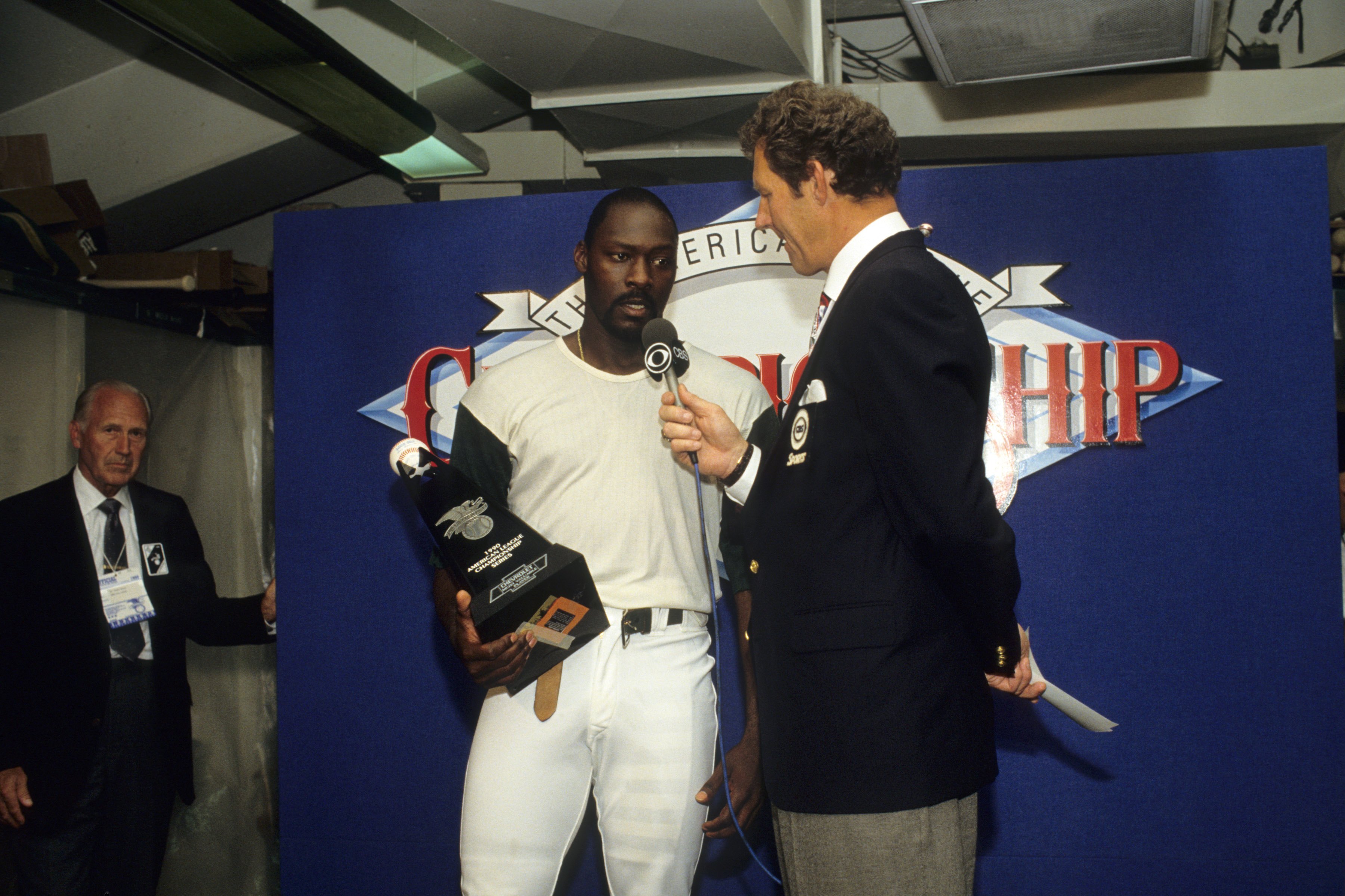 Dave Stewart speaks to CBS sportscaster Jim Kaat after defeating the Red Sox in Game Four of the 1990 ALCS at Oakland Coliseum on October 10, 1990 | Source: Getty Images