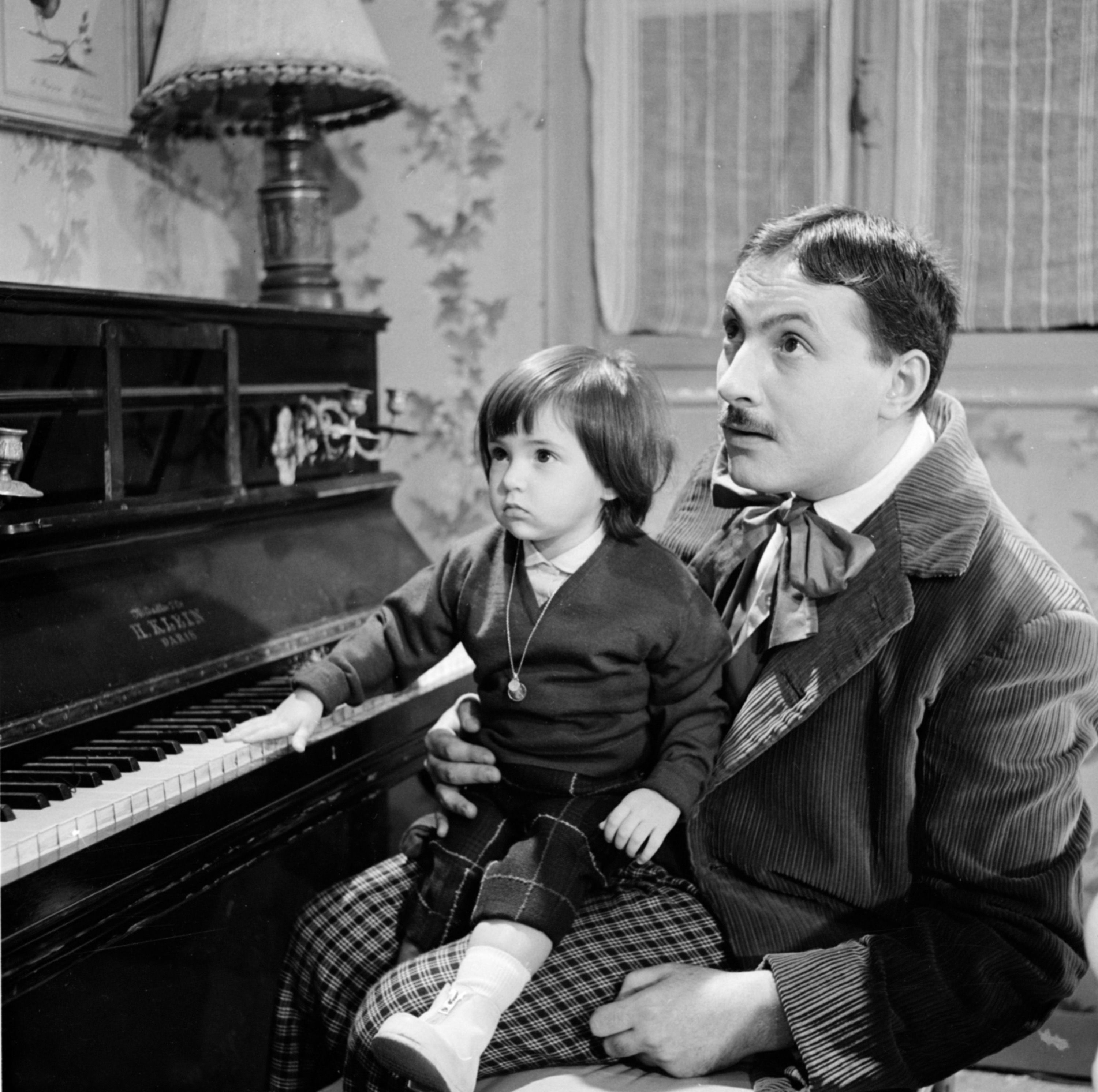 Photo de famille lors d'un tournage: Michel Serrault avec sa fille Caroline. | Photo : Getty Images