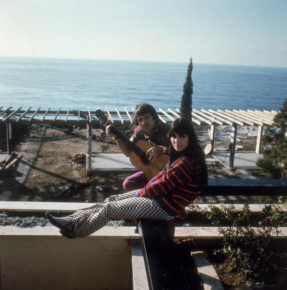 Cher and Sonny Bono at their home in California in 1966 | Photo: Getty Images