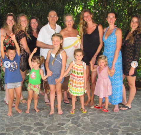 Valdir Bündchen and Vânia Nonnenmarcher with their daughters and grandchildren posted on July 23, 2022 | Source: Instagram/gisele