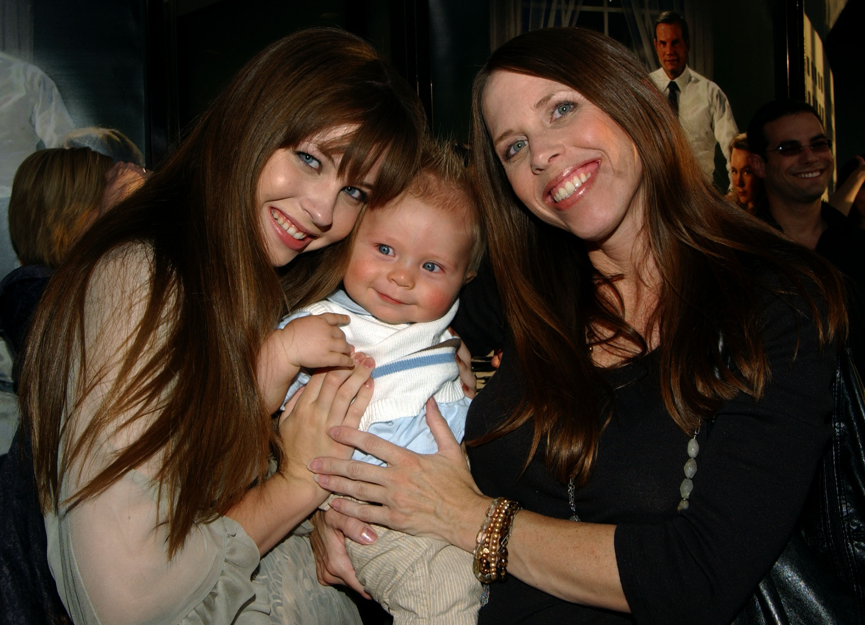 Her mother saw that there was something wrong although Daveigh had no diagnosis beyond PTSD. At this event, she posed with her brother and Cathy Chase at the premiere of the HBO original series "Big Love" on June 7, 2007, in Los Angeles, California. | Source: Getty Images