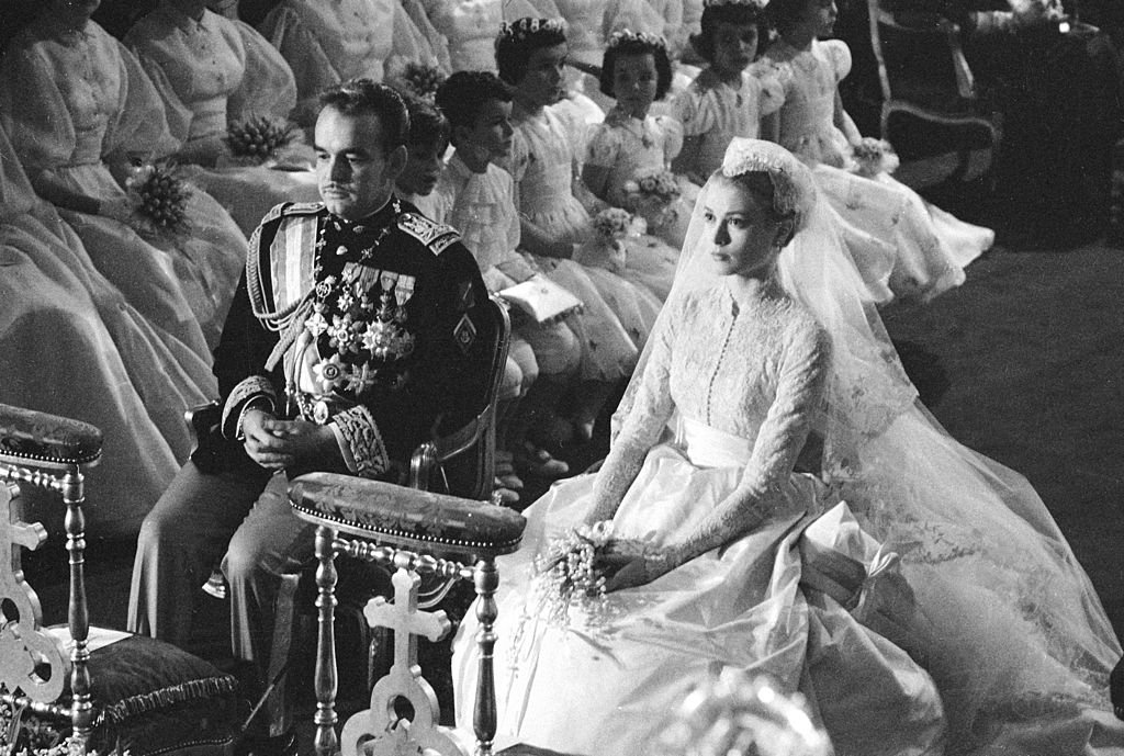 Le Prince Rainier et Grace Kelly de Monaco à l'autel durant leur mariage le 19 avril 1956. l Source : Getty Images