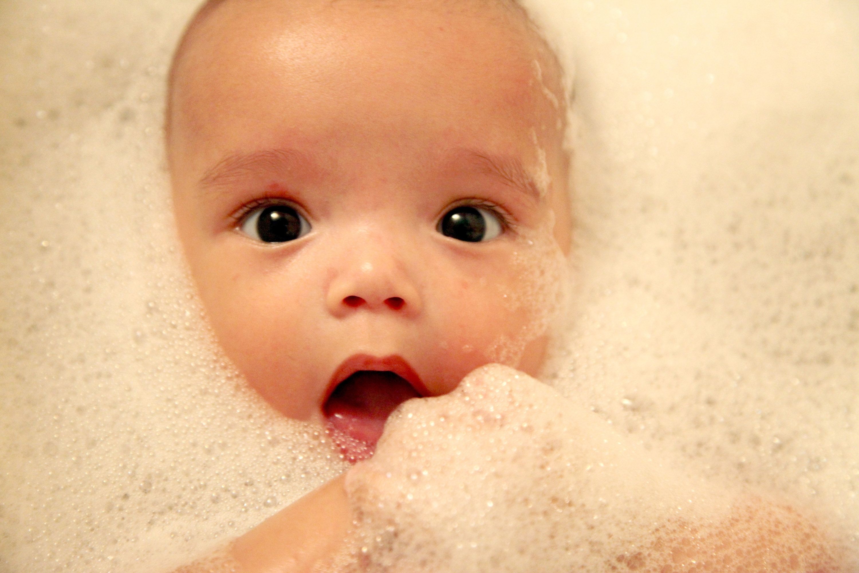 An infant in a bubble bath | Source: Getty Images