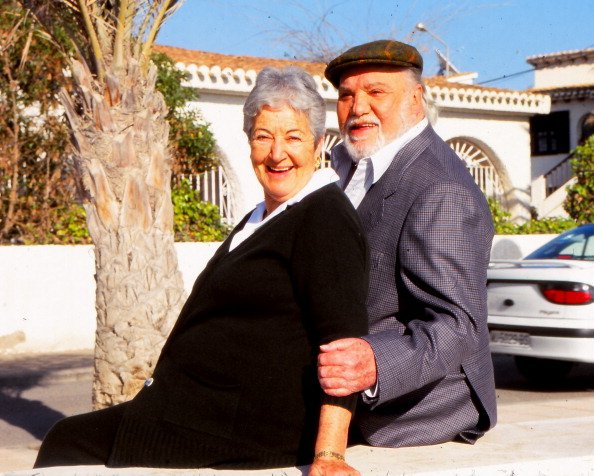 Francisco Rabal con su esposa Asunción frente a su casa de campo de Águilas, el 3 de enero de 2000, Águilas, Murcia, España.| Foto: Getty Images