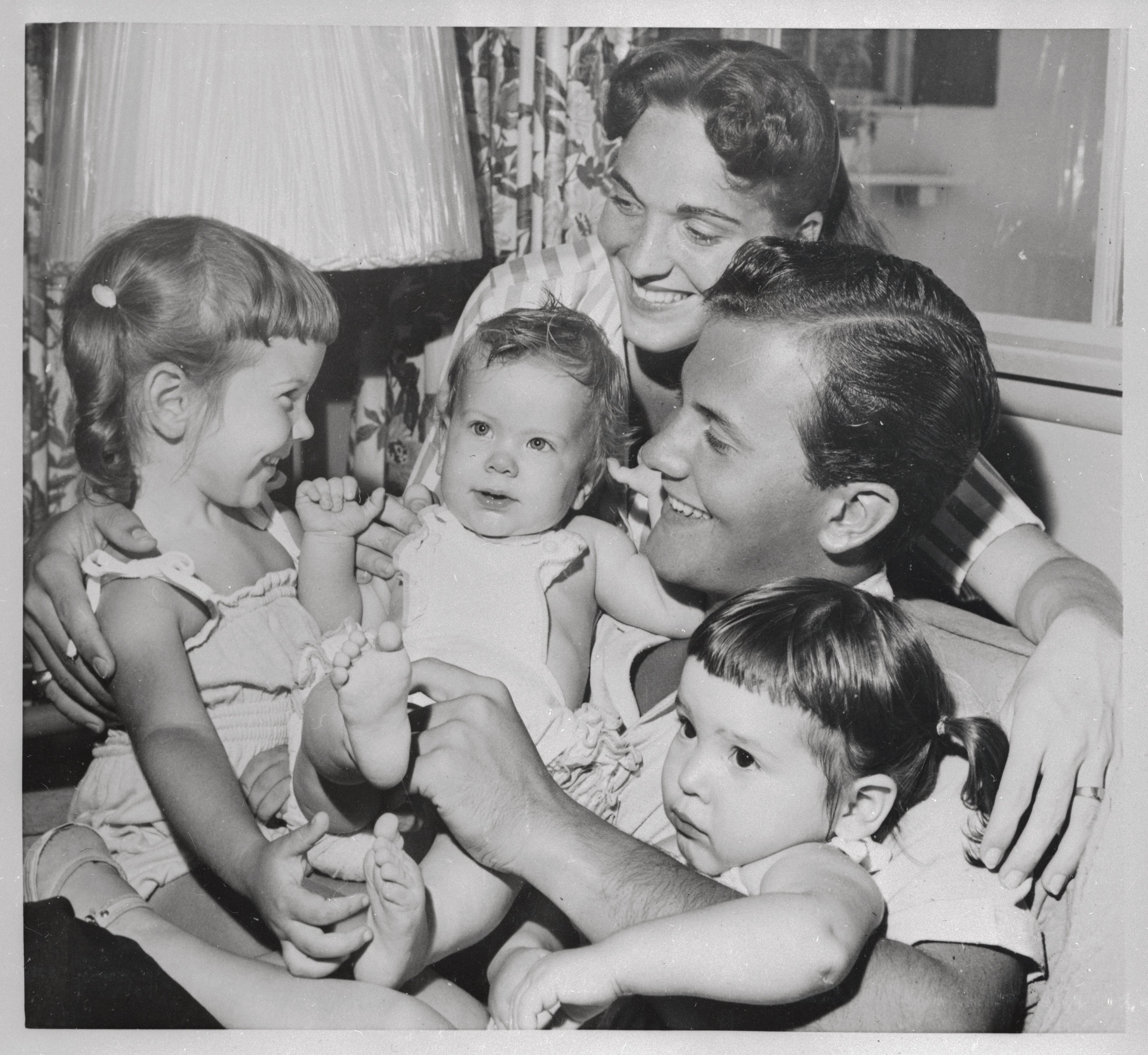 Pat, Shirley, Cheryl Lynn, Deborah Ann, and Linda Lee Boone on August 28, 1957. | Source: Getty Images