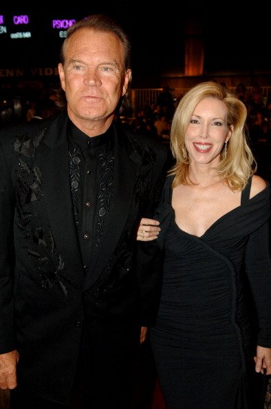Glen Campbell and Kim at Madison Square Garden in New York City, New York, United States. | Photo: Getty Images