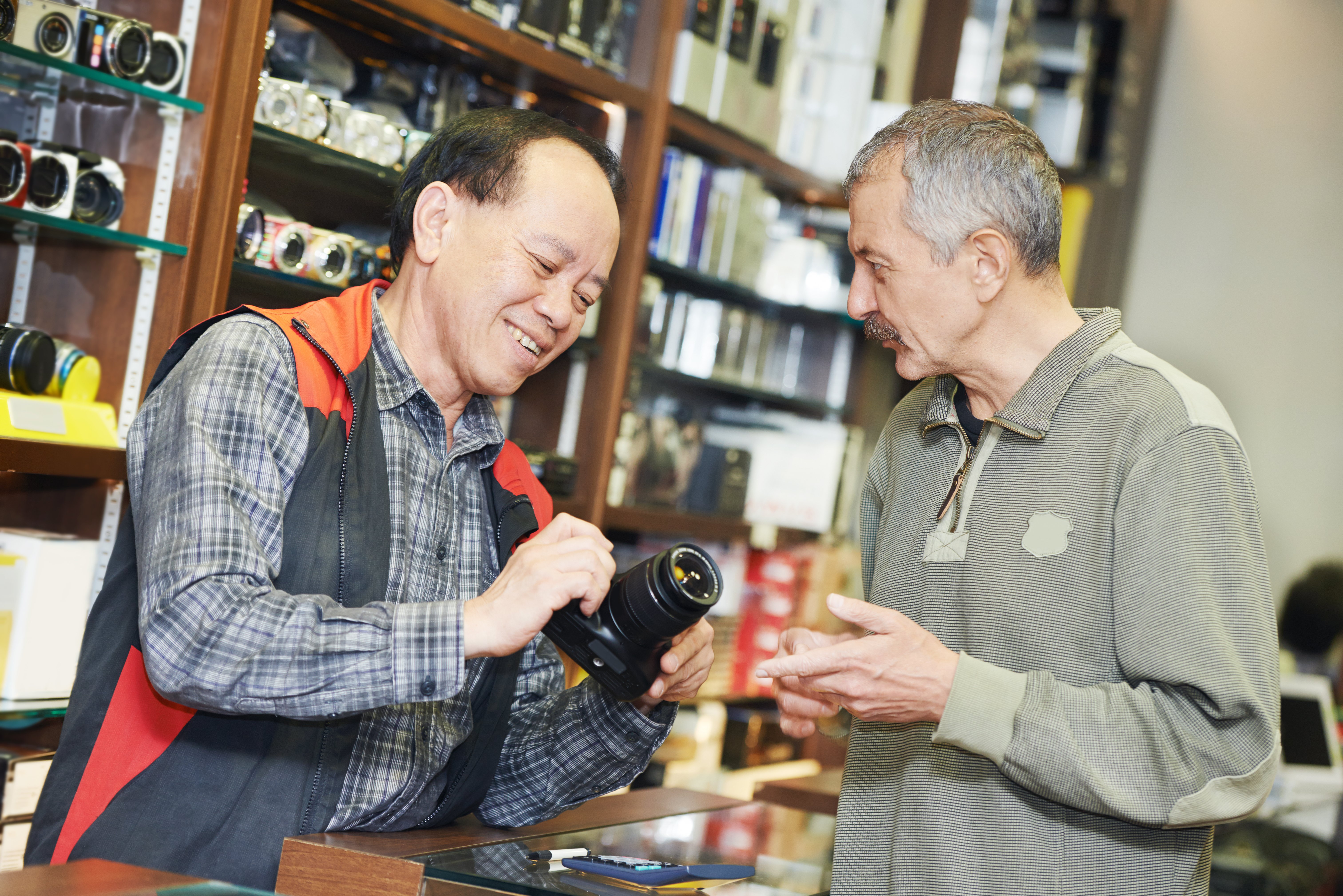 Hombre pide ayuda en tienda de electrónicos. | Foto: Shutterstock