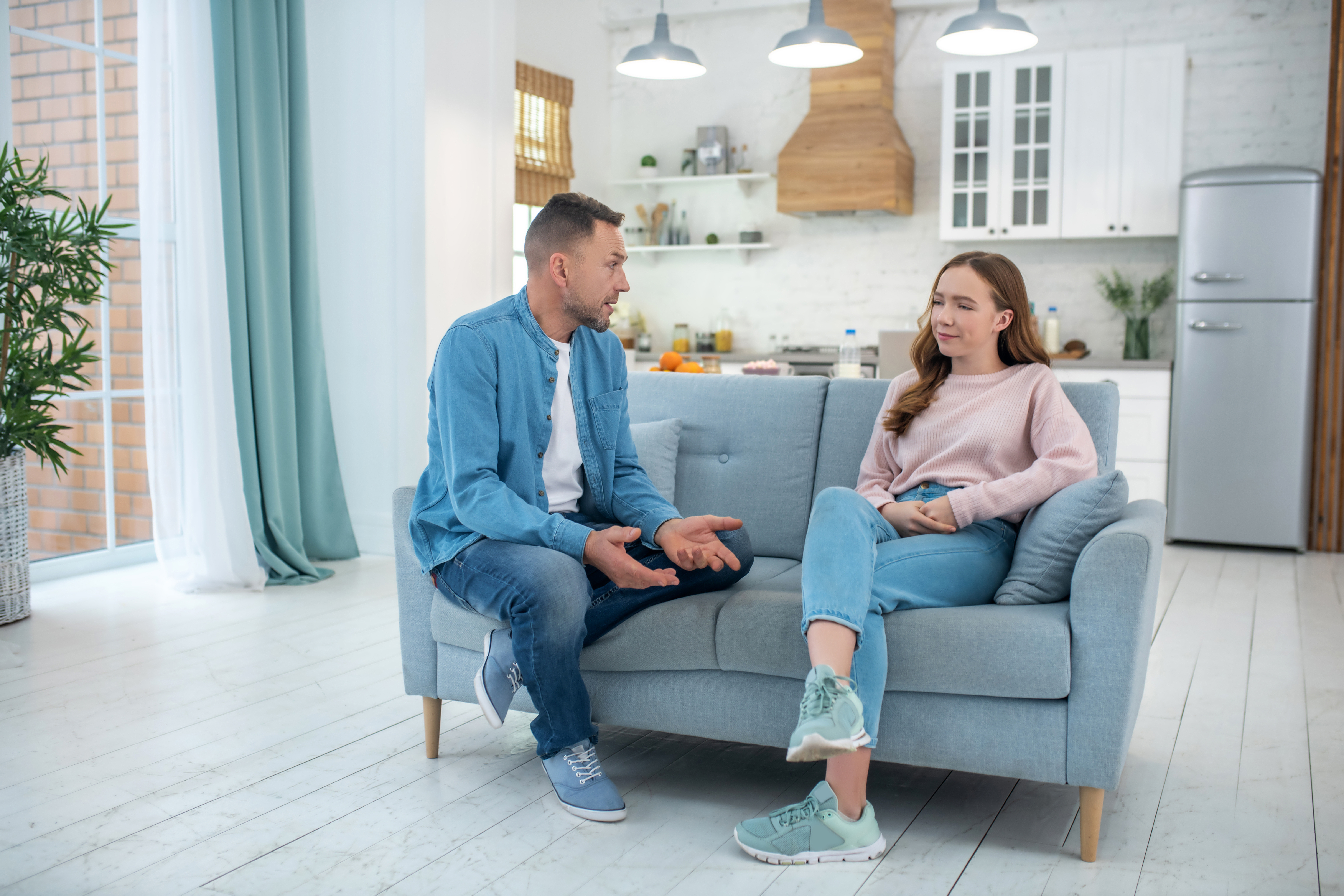 A father having a serious conversation with his teenage daughter | Source: Shutterstock