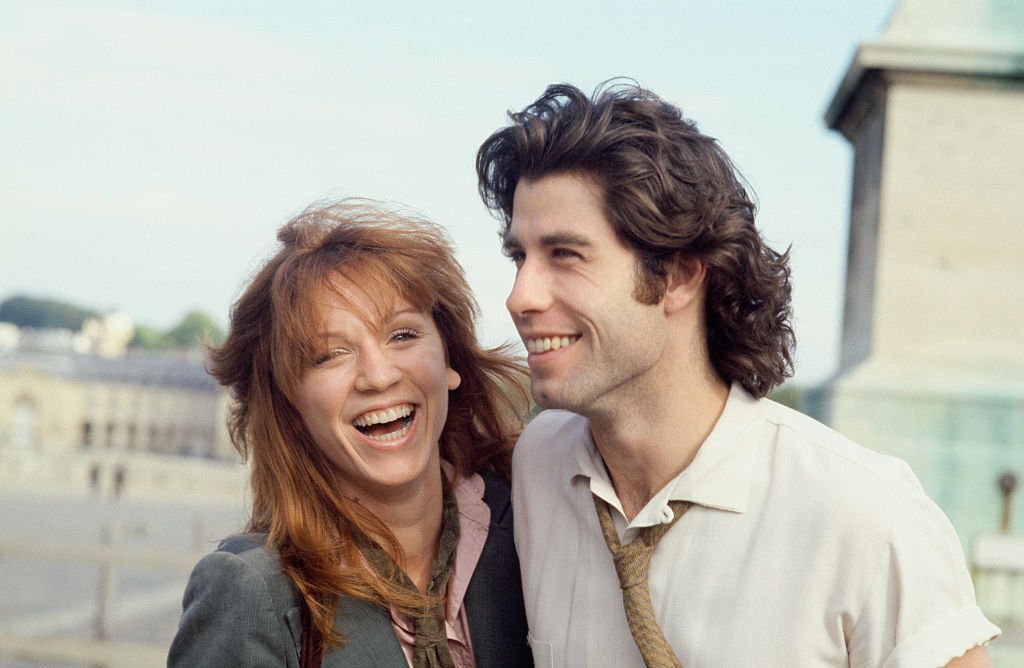 ohn Travolta and his fiancée Marilu Henner on the esplanade of Versailles castle on 03 September, 1978 | Photo: Getty Images