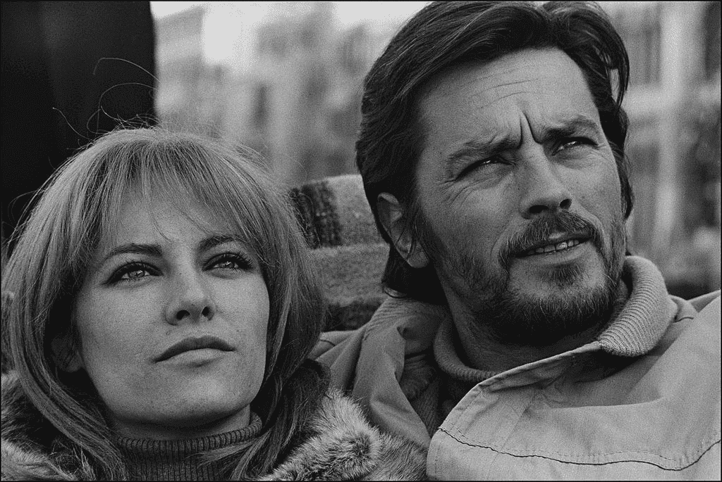 ITALIE - JANVIER : L'acteur français Alain Delon (D) et son épouse Nathalie en janvier 1968 à Venise, Italie. | Photo : Getty Images