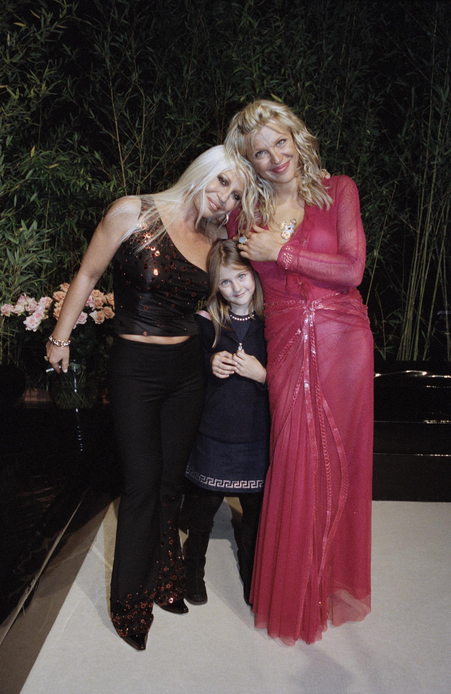 Donatella Versace, Courtney Love, and Frances Bean Cobain at the Versace Spring-Summer show on October 6, 2000, in Milan, Italy | Source: Getty Images