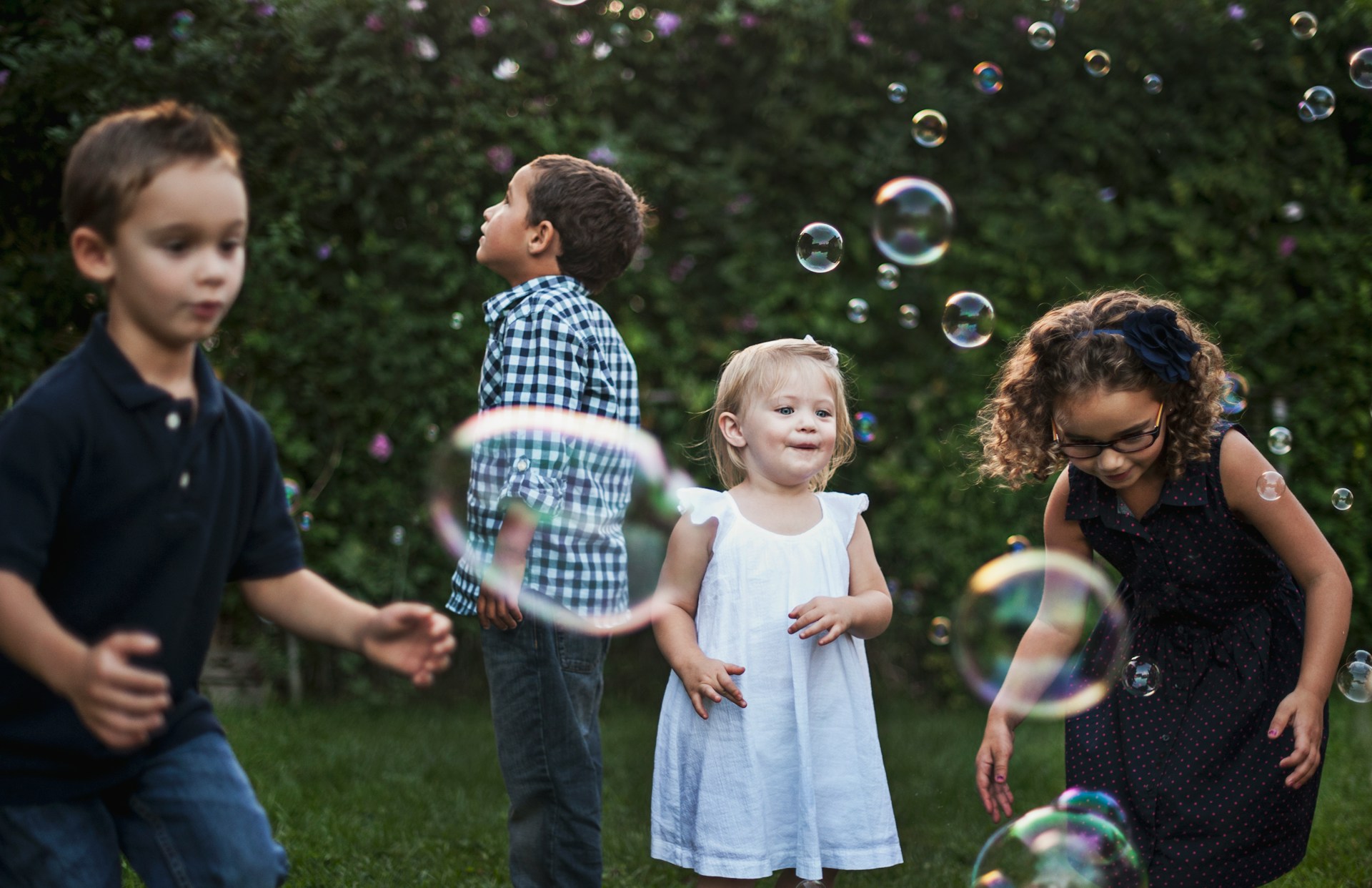 Little children playing with soap bubbles | Source: Unsplash