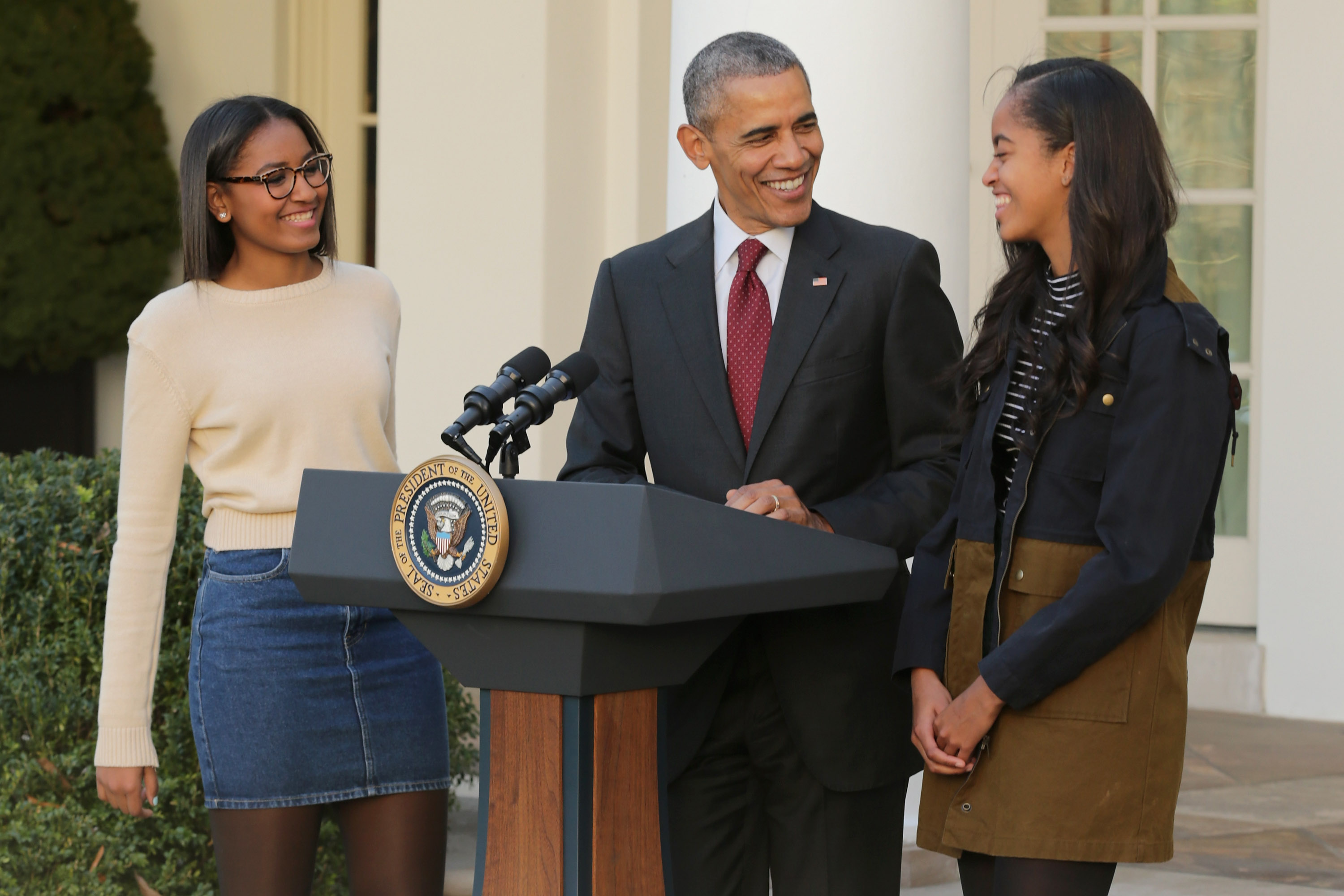 Sasha, Barack, and Malia Obama during the annual turkey pardoning ceremony in Washington, D.C., on November 25, 2015. | Source: Getty Images