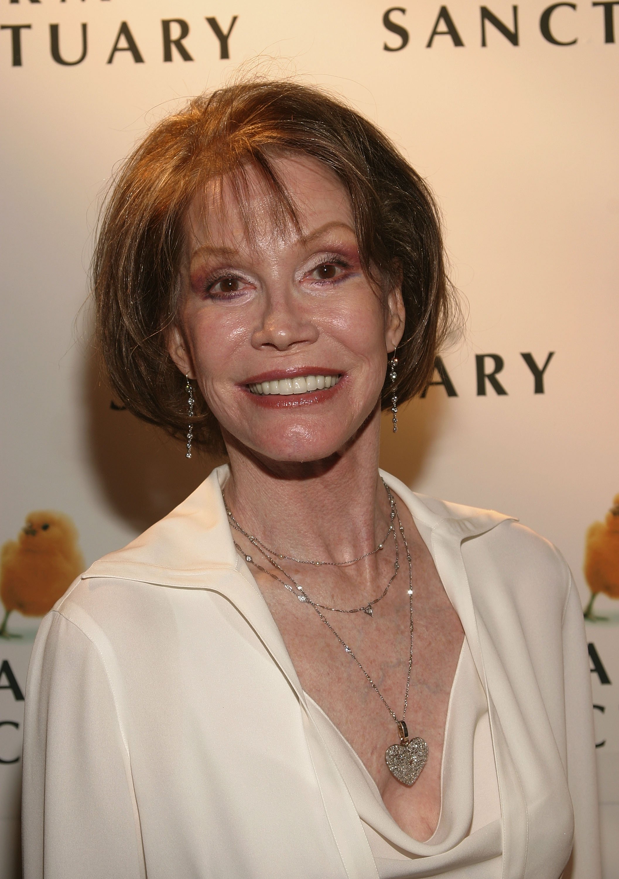 Mary Tyler Moore attends the Farm Sanctuary Gala on May 22, 2004 | Source: Getty Images