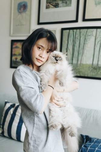 Une petite fille tenant un chat dans les bras. | Photo : Unsplash Une petite fille tenant un chat dans les bras. | Photo : Unsplash