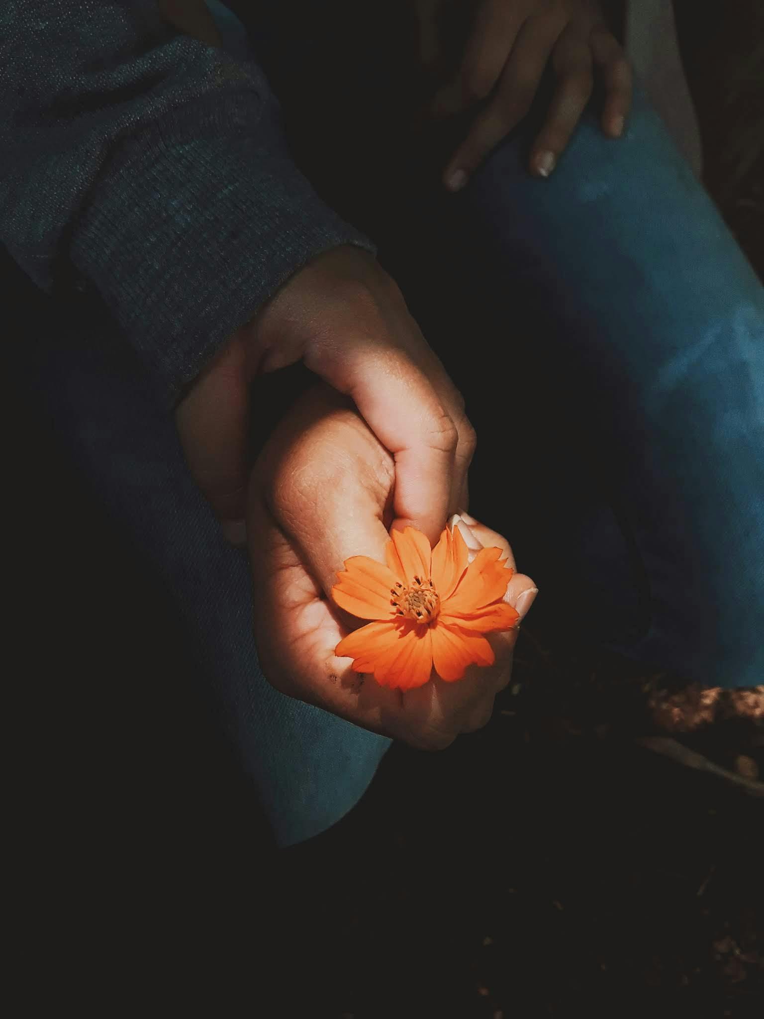 Man and woman holding hands | Source: Pexels