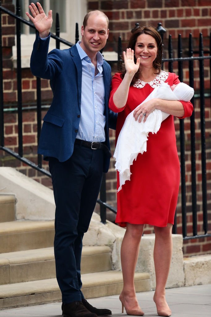 Kate Middleton et le Prince William présentent le Prince Louis au monde après sa brith le 23 avril 2018 | Photo : Getty Images