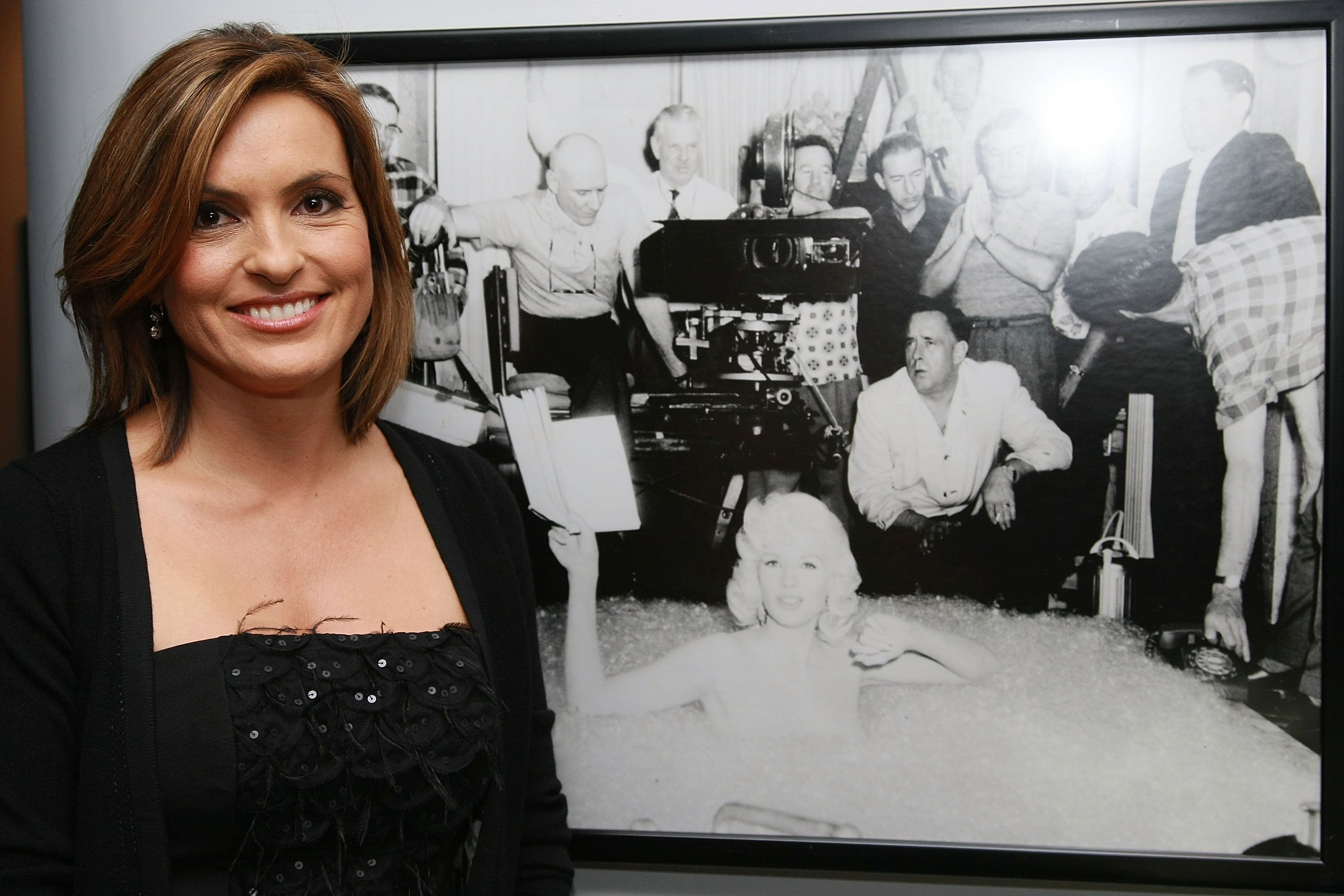 Mariska Hargitay next to a picture of her late mother Jayne Mansfield. I Image: Getty Images.