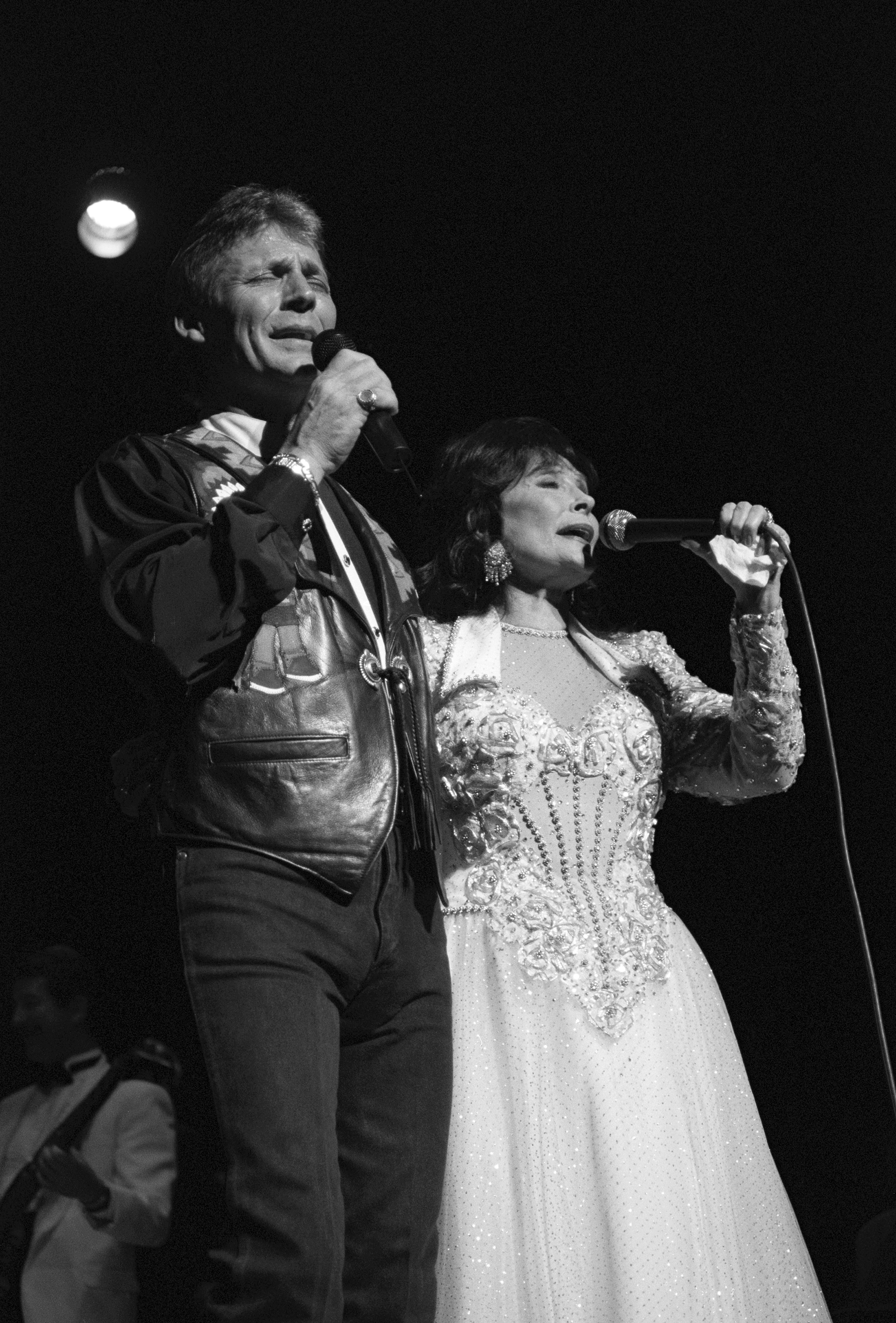 Ernest Ray Lynn and Loretta Lynn performing together at Symphony Hall in Allentown, Pennsylvania on May 12, 1999 | Source: Getty Images