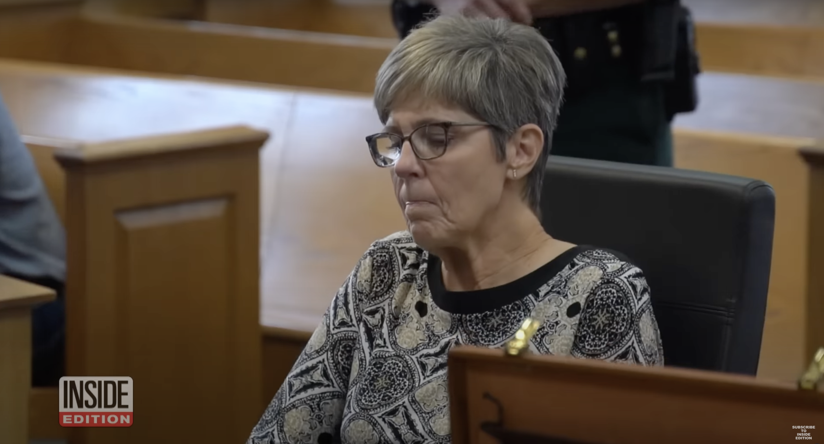 Tracey Nix wird im Gerichtssaal sitzend abgebildet | Quelle: YouTube.com/Inside Edition
