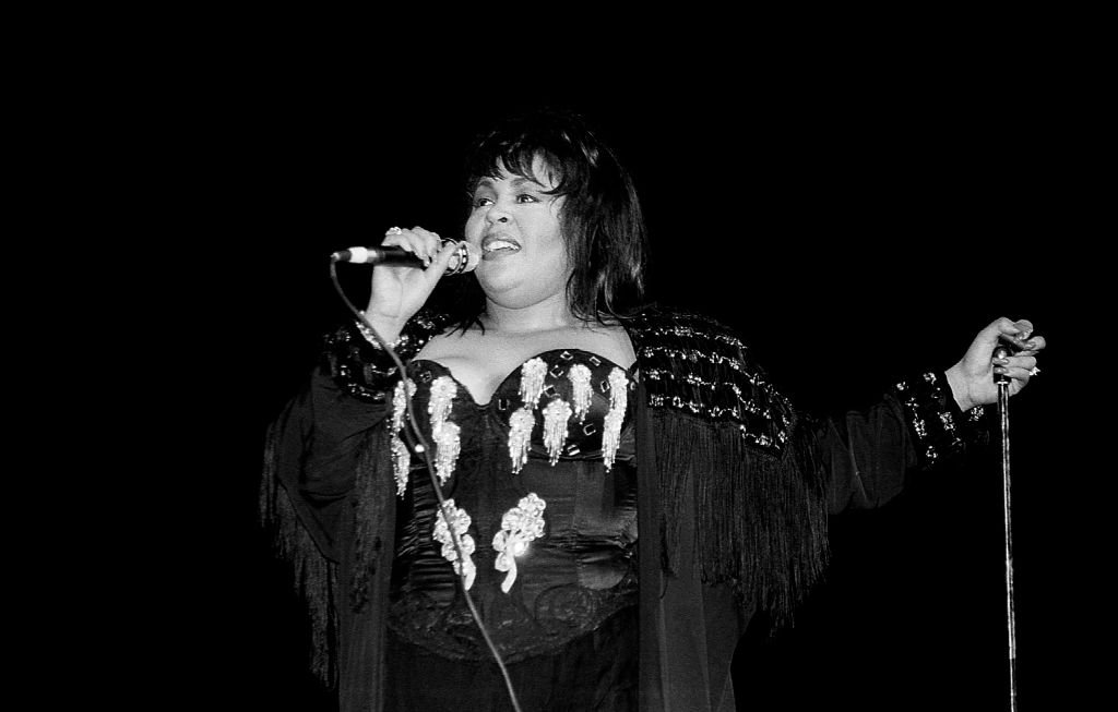 Die Sängerin Vesta tritt im November 1991 im Regal Theatre in Chicago, Illinois auf. | Quelle: Getty Images