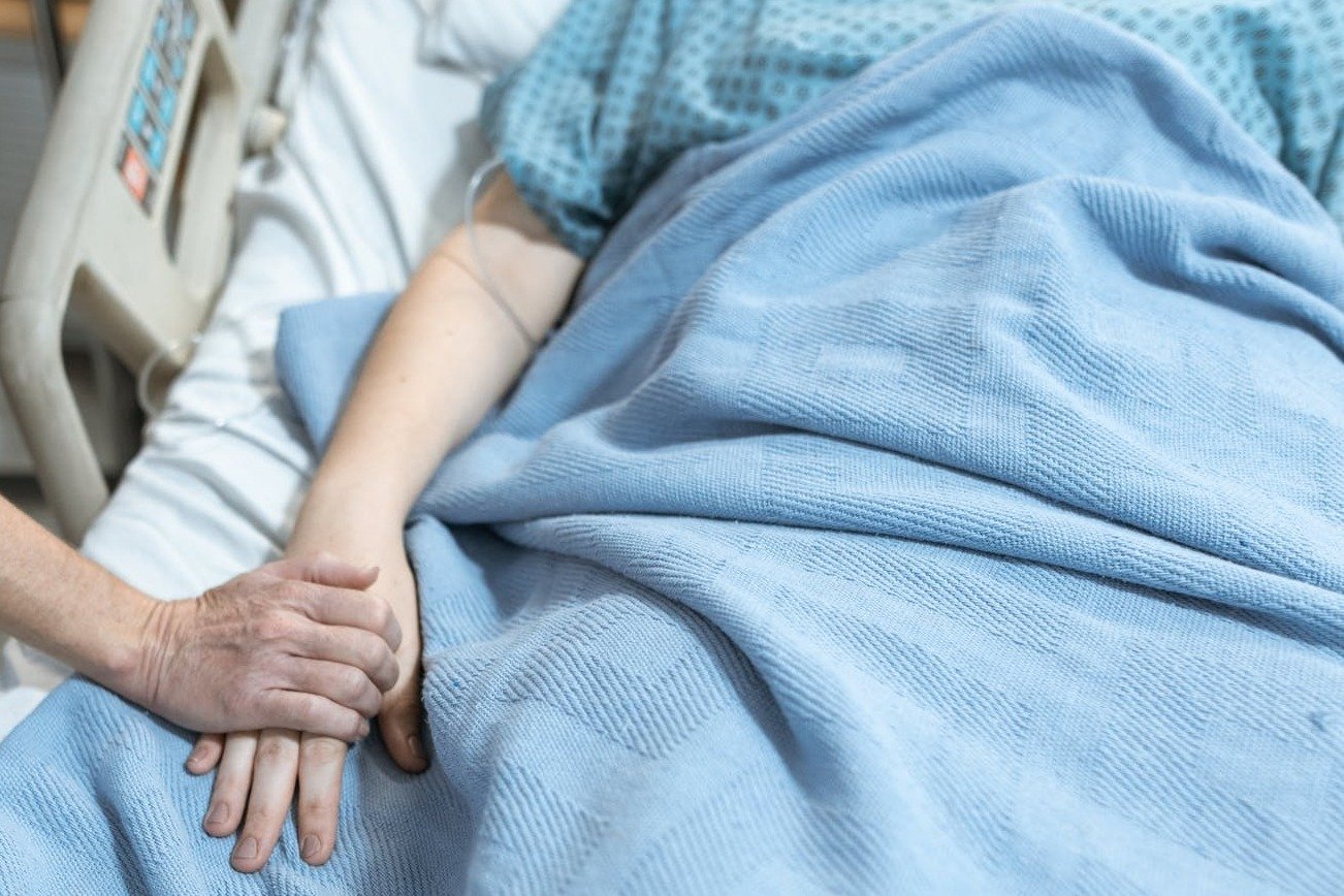 Mano de una persona hospitalizada. | Foto: Pexels