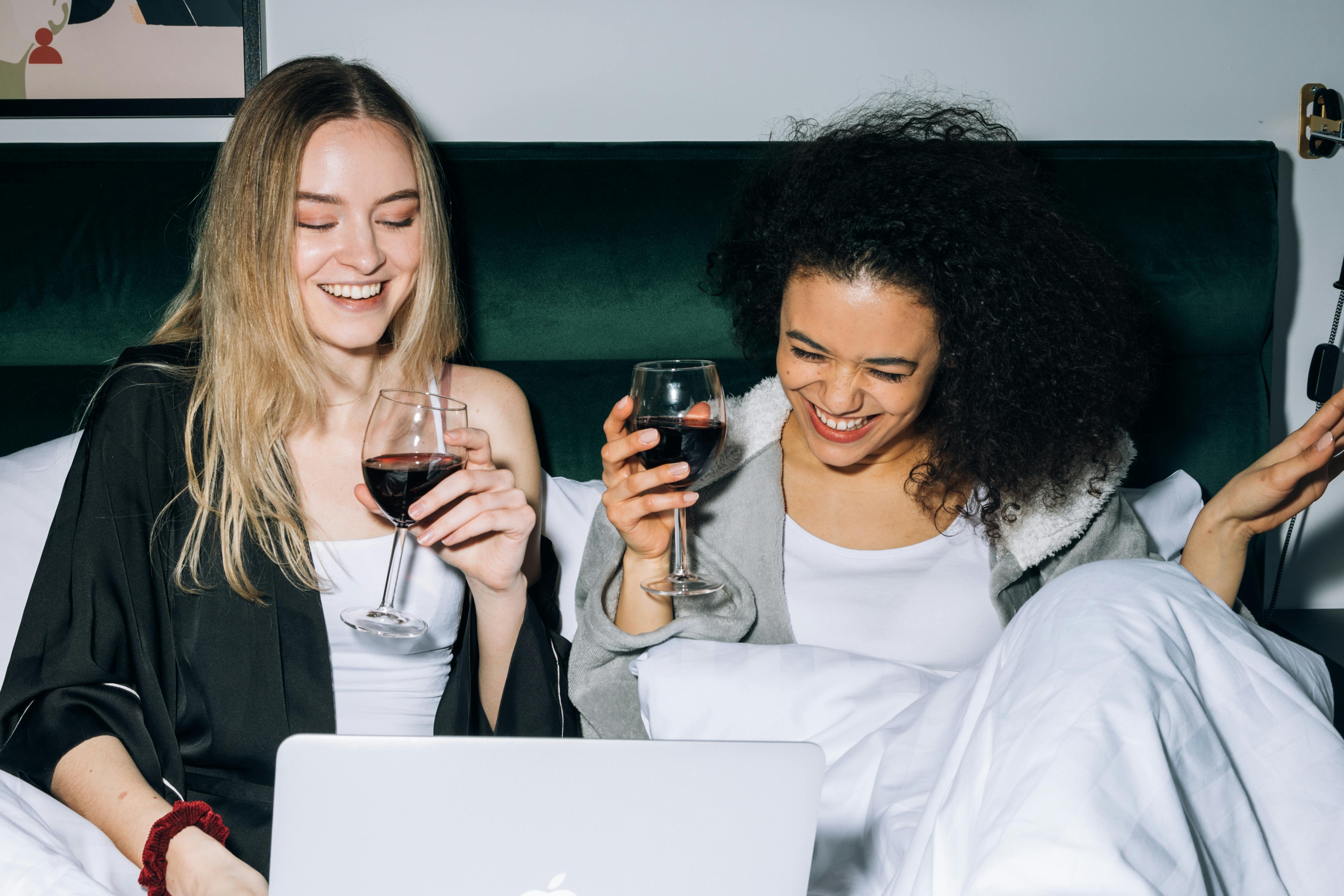 Two friends hanging out in bed | Source: Pexels