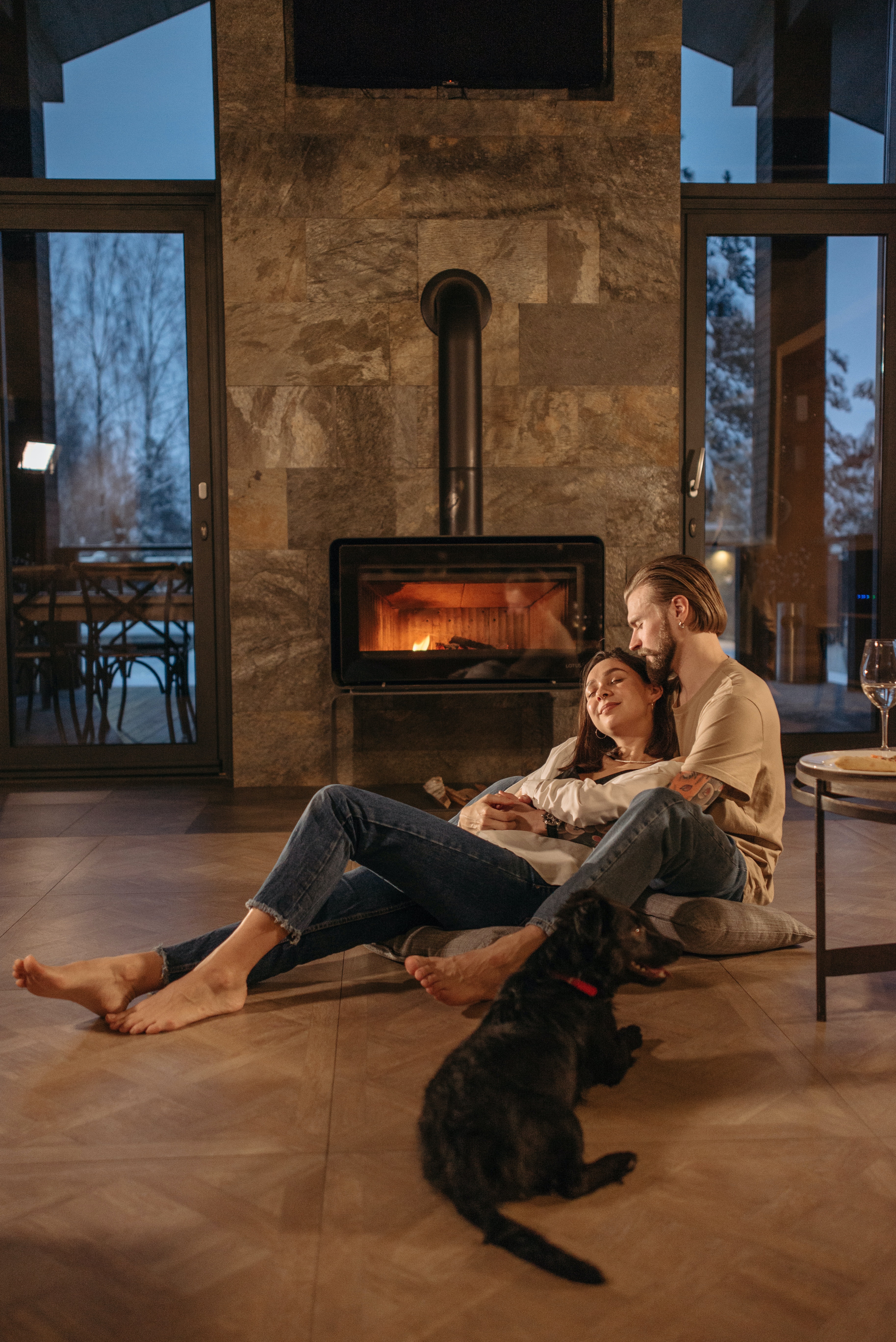 A couple relaxing by a fire. | Source: Pexels