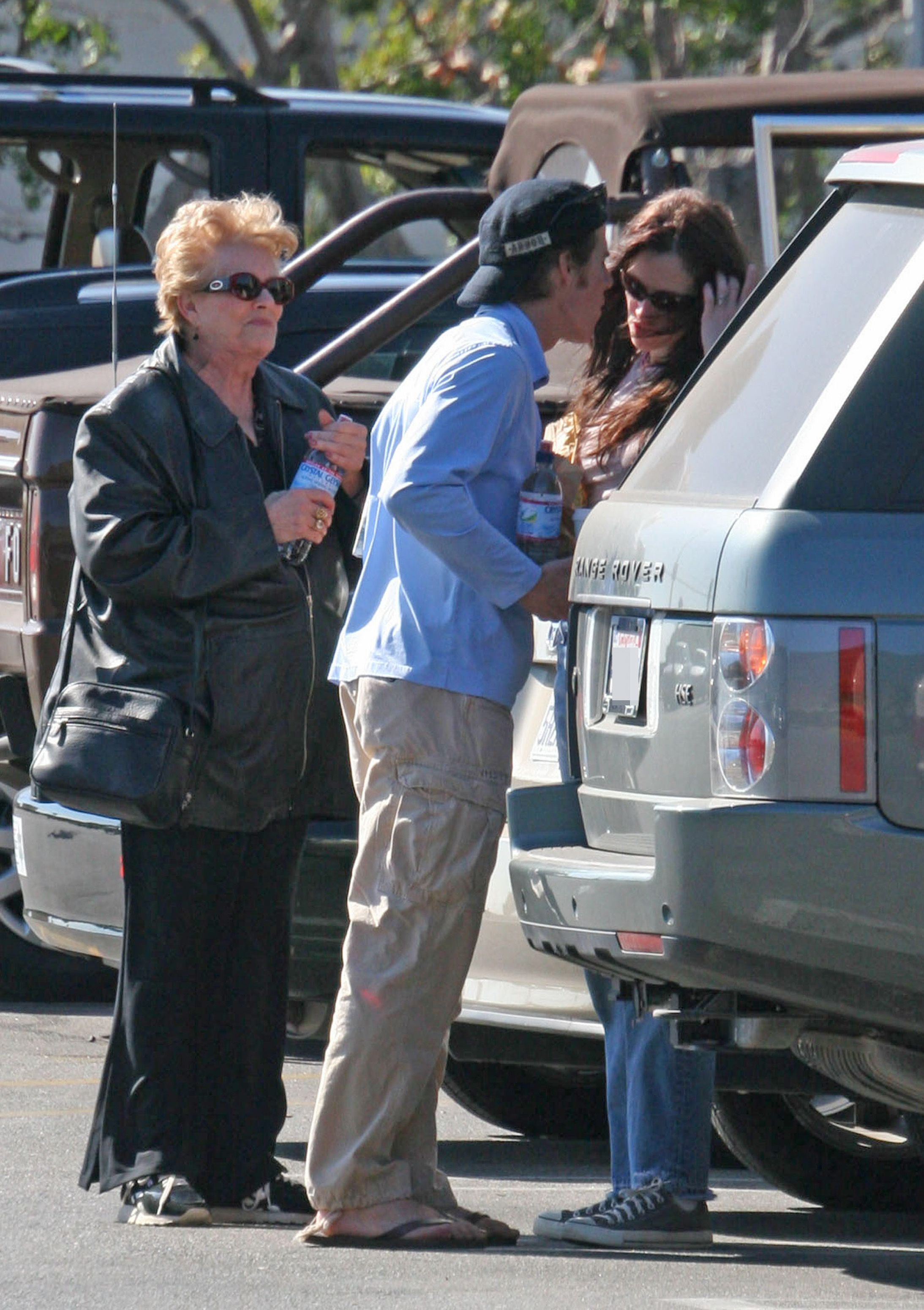 Betty Lou Bredemus, Danny Moder, and Julia Roberts were spotted together on January 22, 2006, in Los Angeles, California. | Source: Getty Images