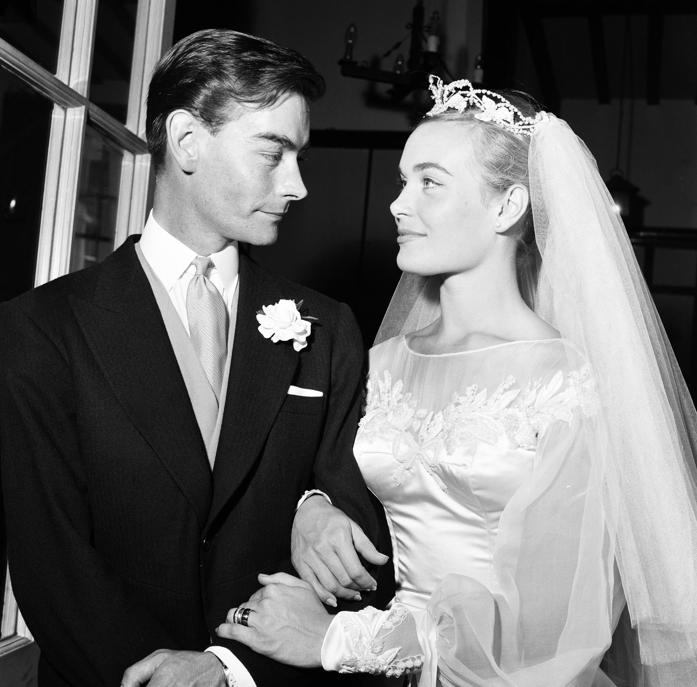 Colin Lenton Rowe and Shirley Eaton wed at St Mary's, Kenton, Middlesex, on August 5, 1957. | Source: Getty Images