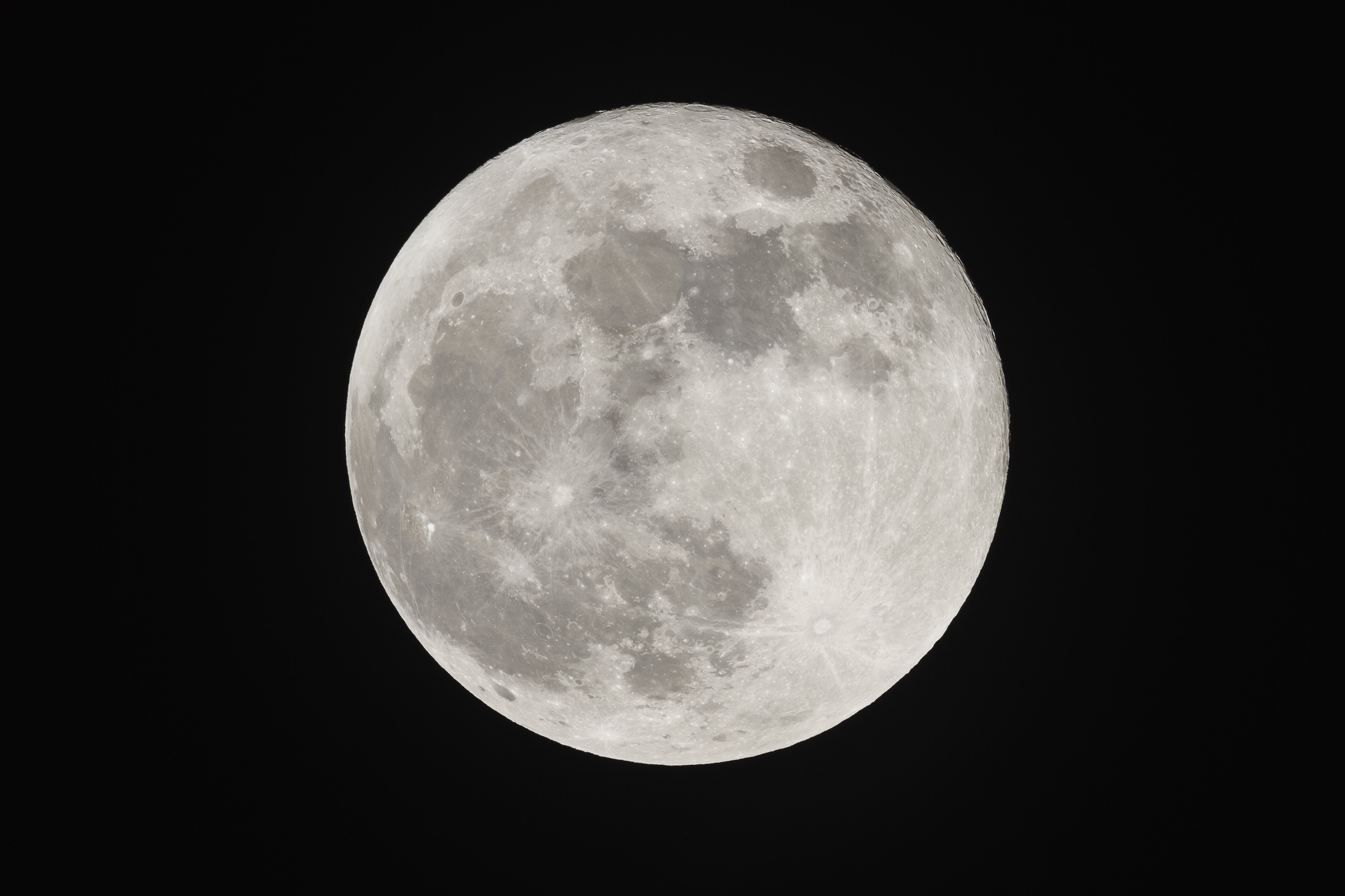 A photograph of a full moon. | Photo: Shutterstock
