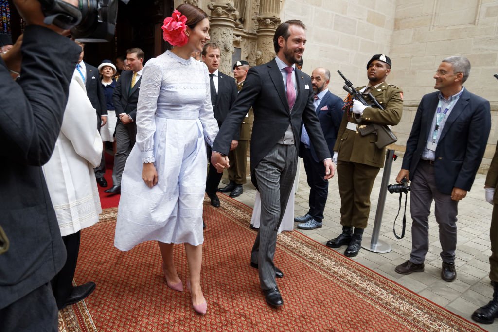 La princesa Claire de Luxemburgo y el príncipe Félix de Luxemburgo saliendo de la catedral de Notre Dame en junio de 2018. | Foto: Getty Images