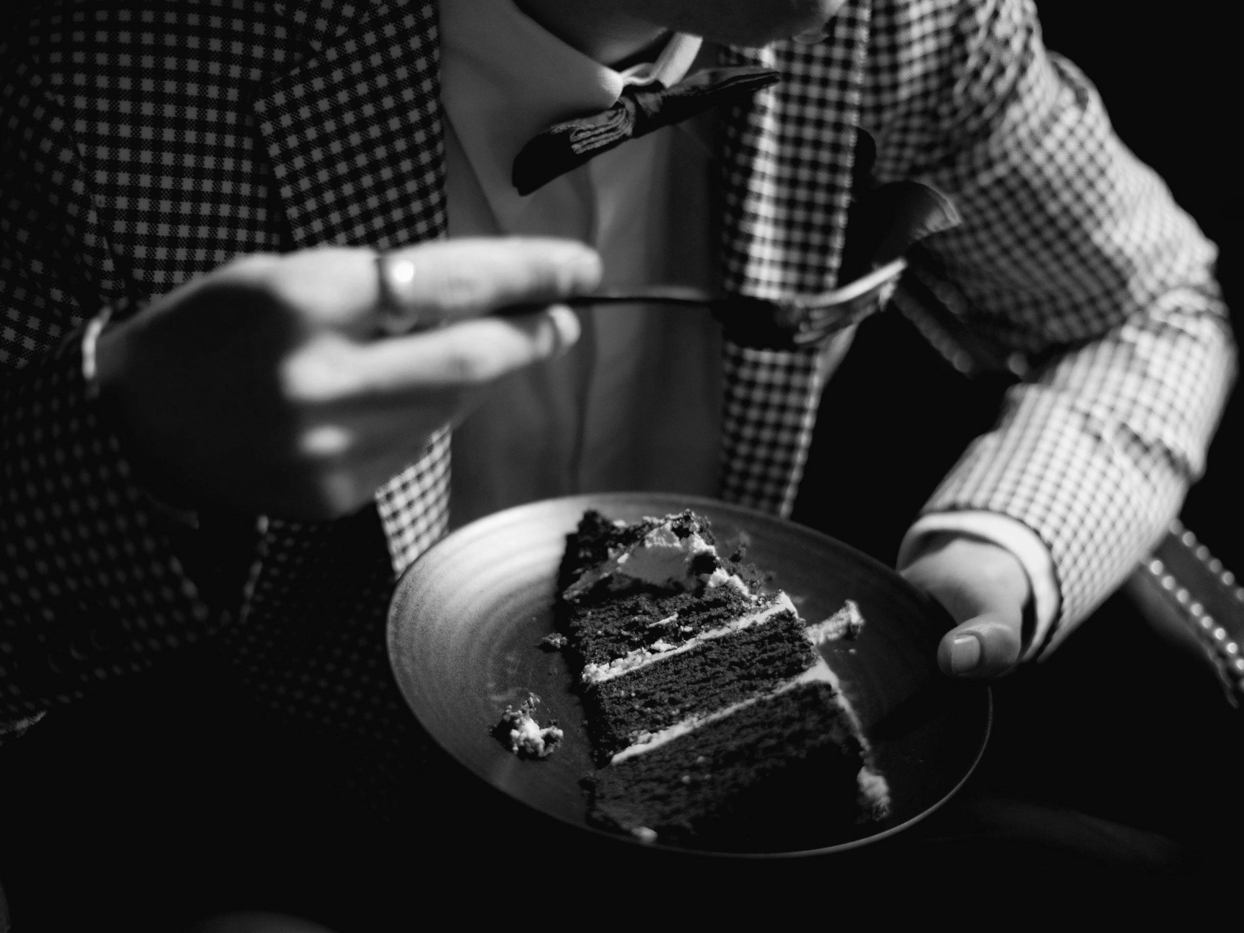A guest tucking into a piece of wedding cake | Source: Pexels