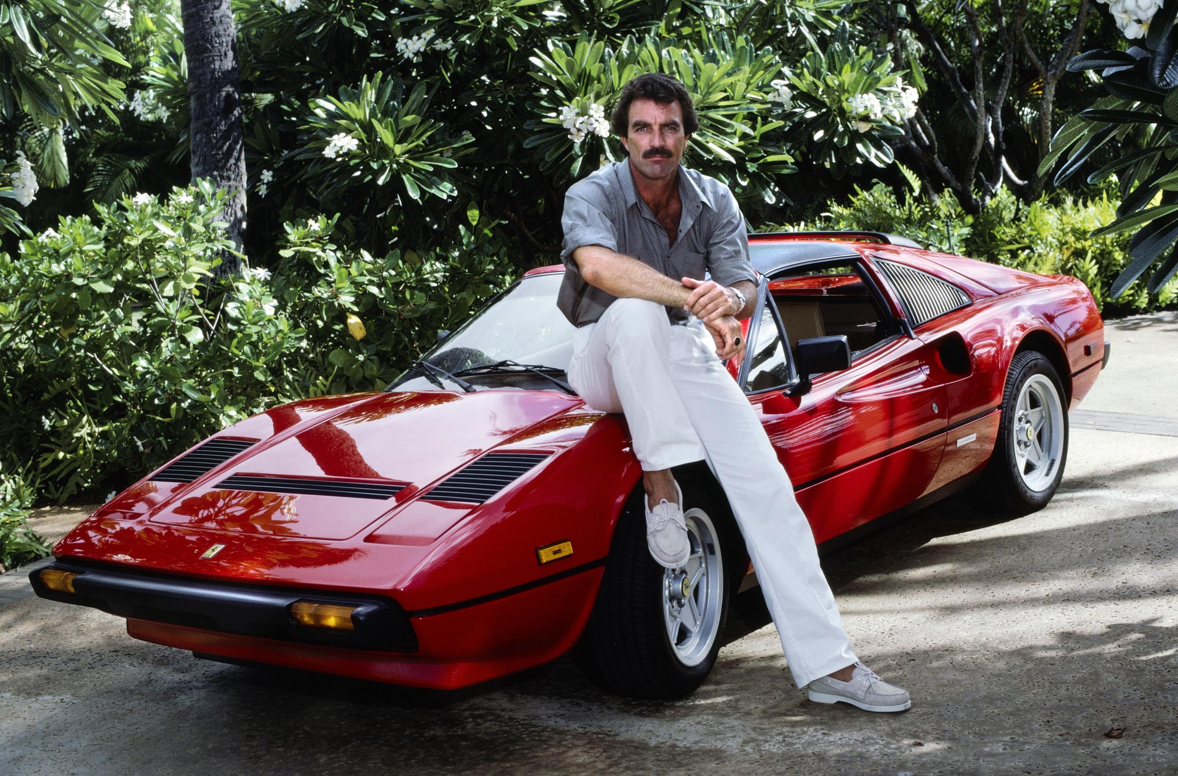 Tom Selleck on the set of "Magnum, P.I.," 1982 | Source: Getty Images