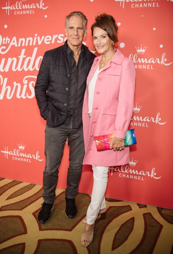 Scott Bakula and Chelsea Field in Los Angeles on October 21, 2019 | Source: Getty Images