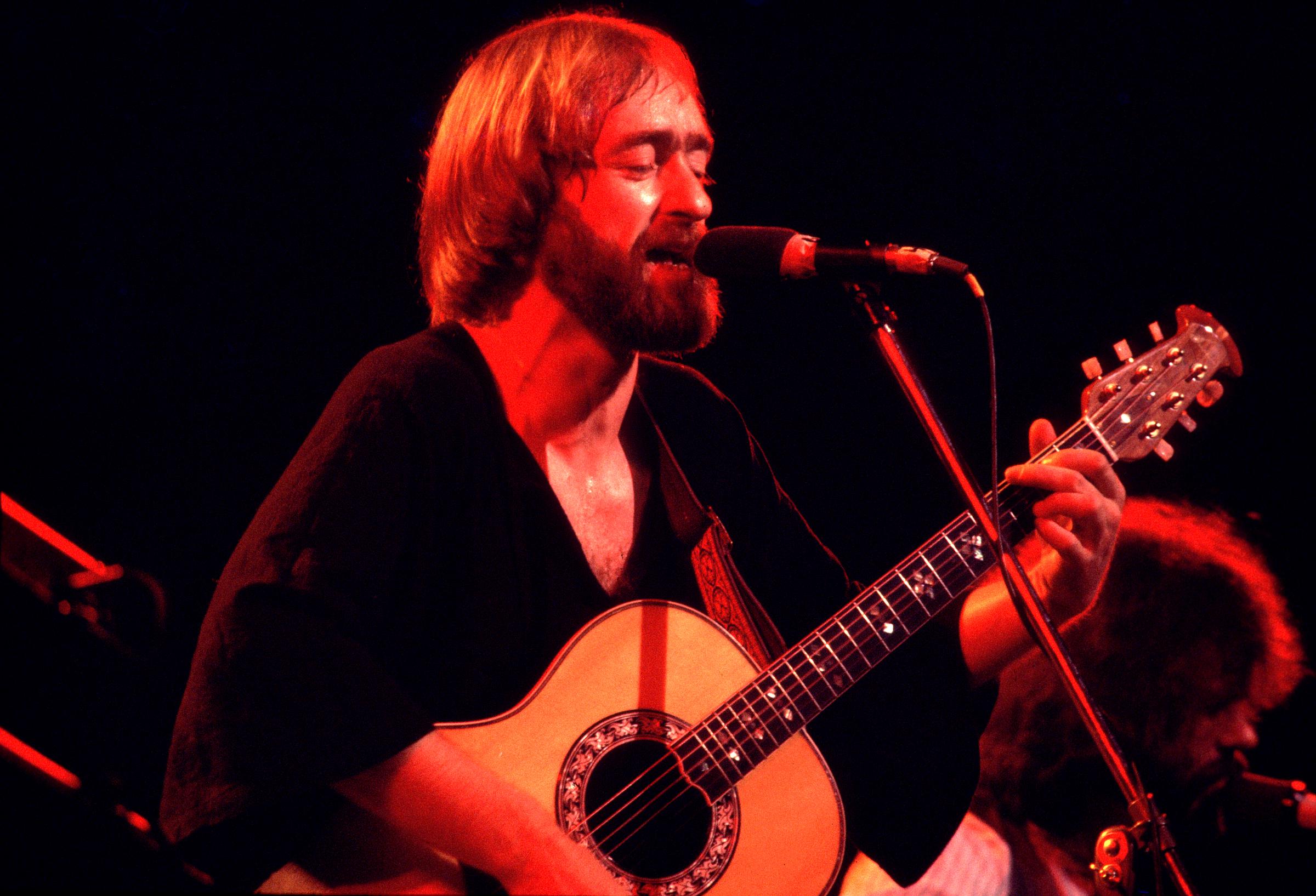 The singer performing at the Auditorium Theater in Chicago, Illinois, March 15, 1977 | Source: Getty Images