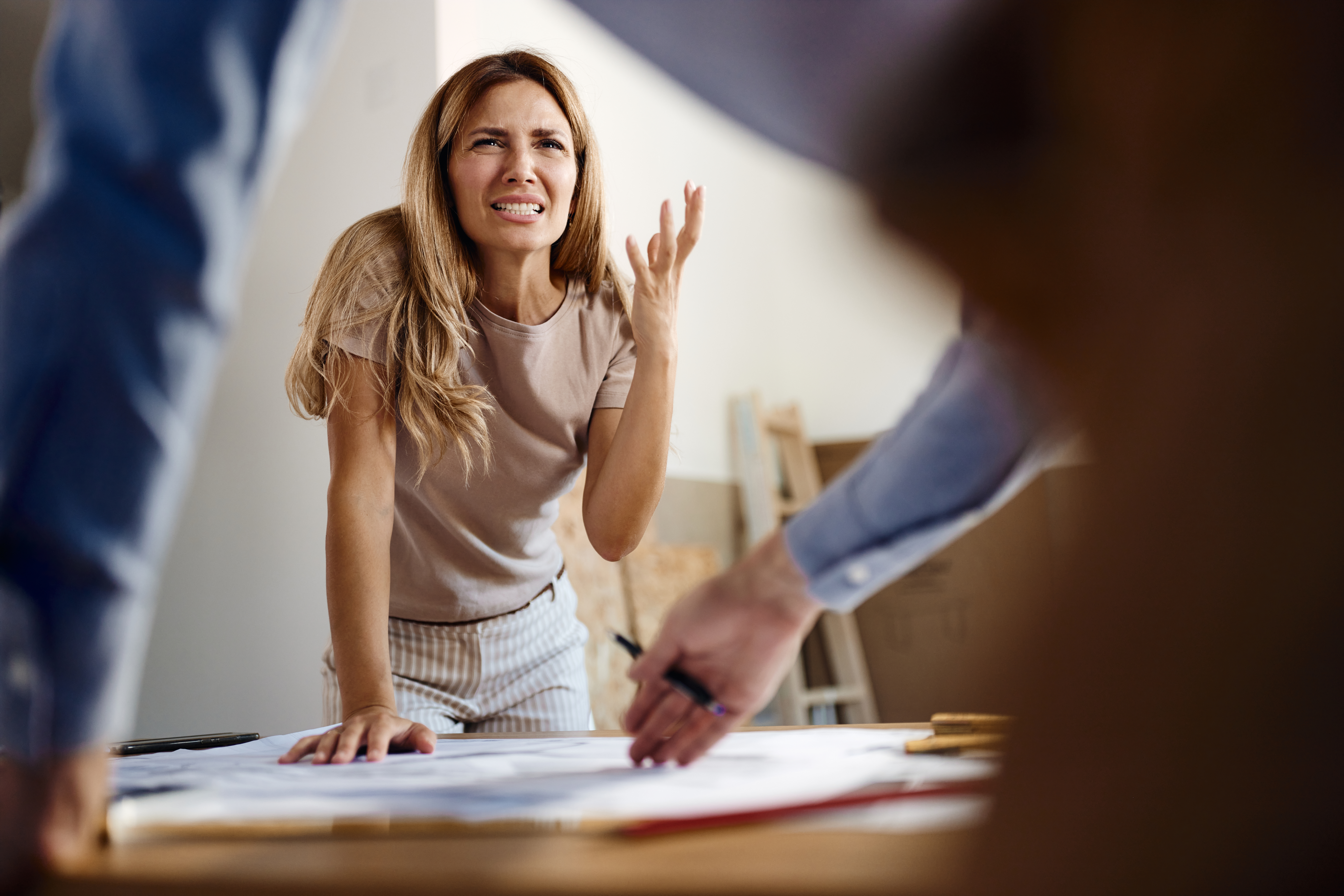 Frustrated woman talking to real estate agent in the apartment | Source: Getty Images