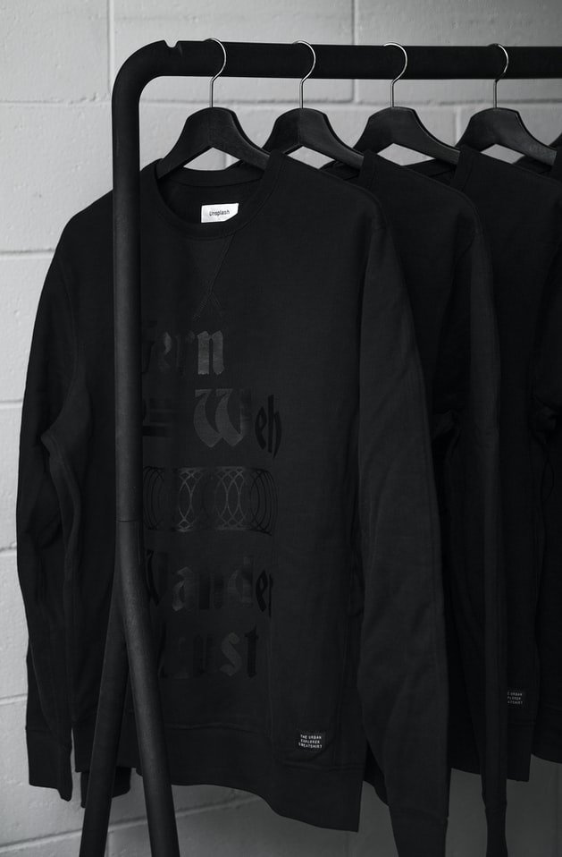 Des vêtements noirs. l Source : Unsplash