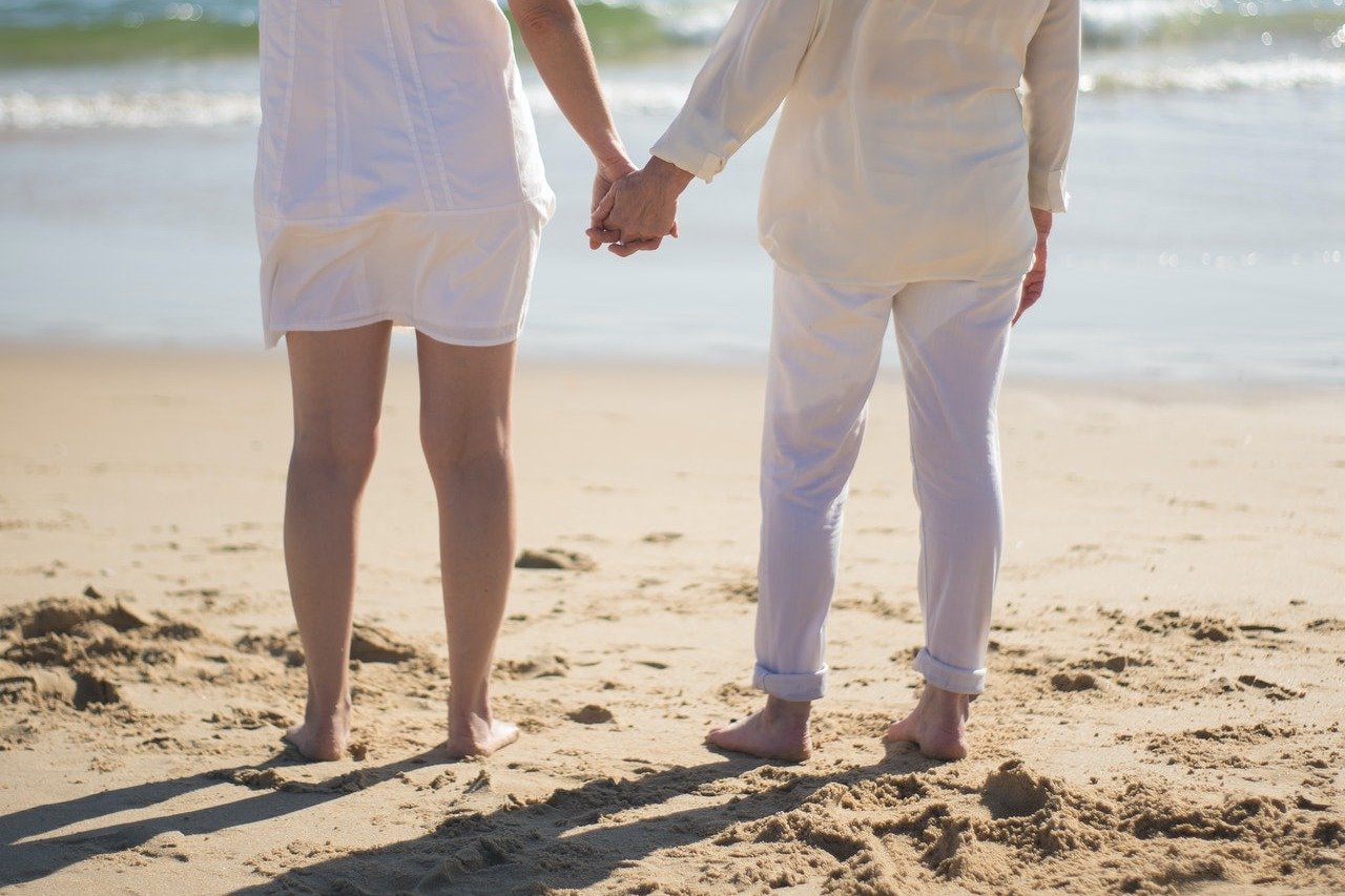 Sandra and Linda went for a walk along the beach. | Source: Pexels