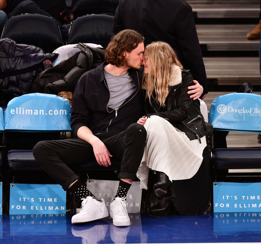 Dakota Fanning and Henry Frye get intimate at a New York Knicks vs Milwaukee Bucks game in New York City on February 6, 2018 | Photo: Getty Images
